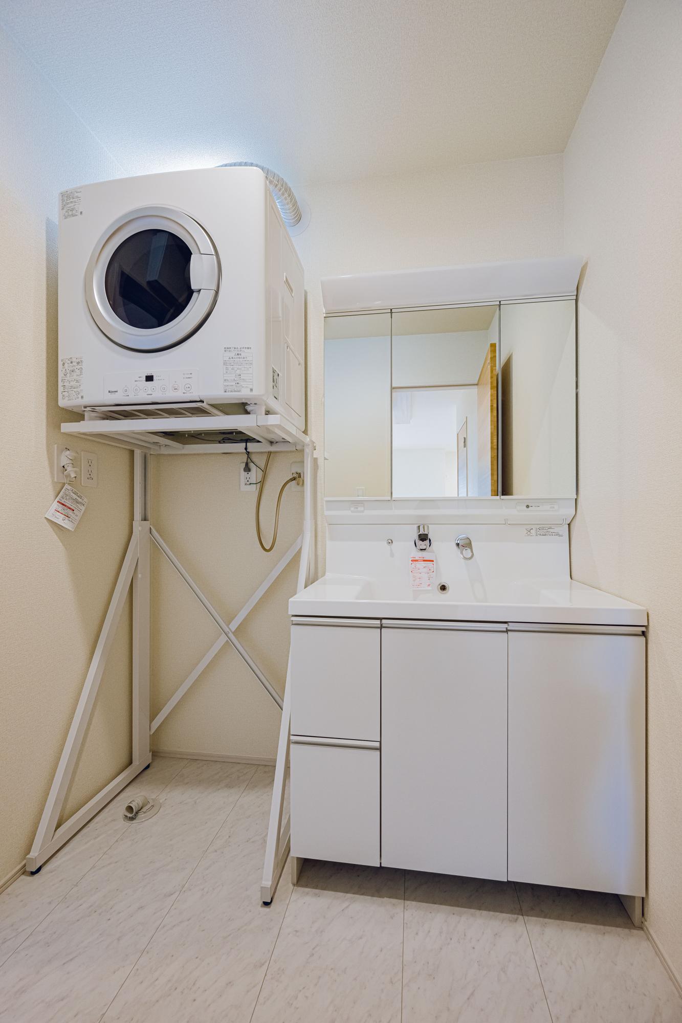2号棟:洗面スペース　東栄住宅のガス乾燥機は、リース設置ではないので、毎月のガス料金にガス乾燥機の代金が上乗せされることはありません。