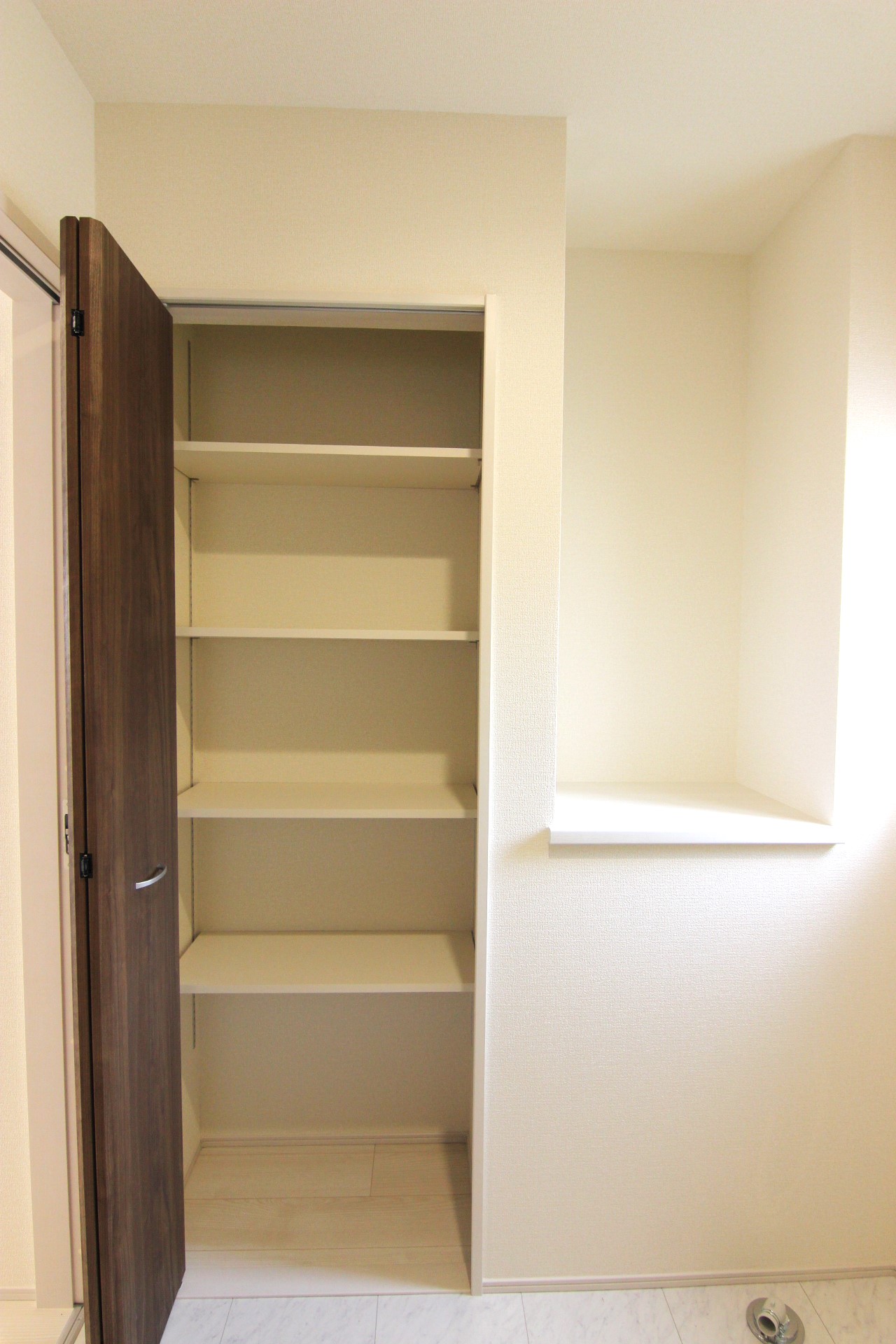 【カウンター&収納棚(洗面所内)】