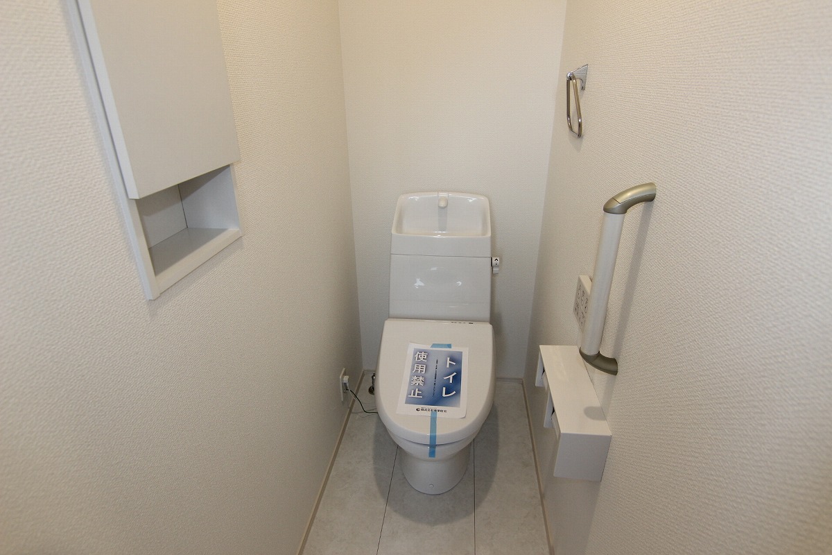 トイレ　トイレには手すりや埋め込み型棚など便利な機能が揃っています。
