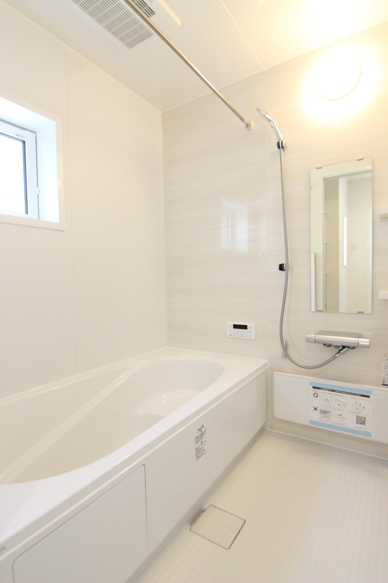 浴室　白を基調とした明るい浴室!寒い日のお風呂や雨の日のお洗濯に便利な浴室乾燥機付!
