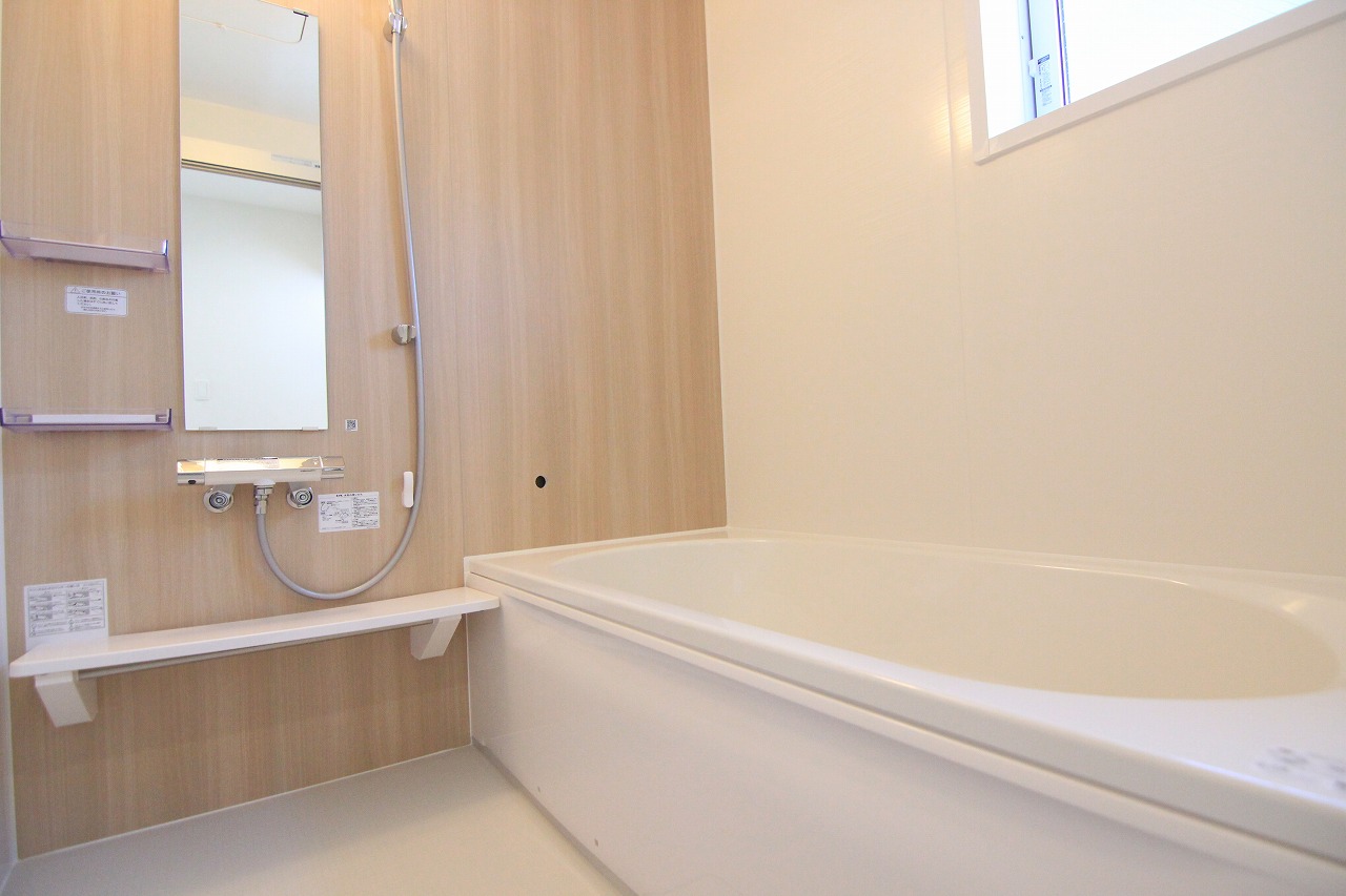【浴室/3号棟】　木目調のアクセントパネルが癒しの空間を演出します◎壁面の棚には、シャンプーや散らかりがちな小物などを置くことができます。