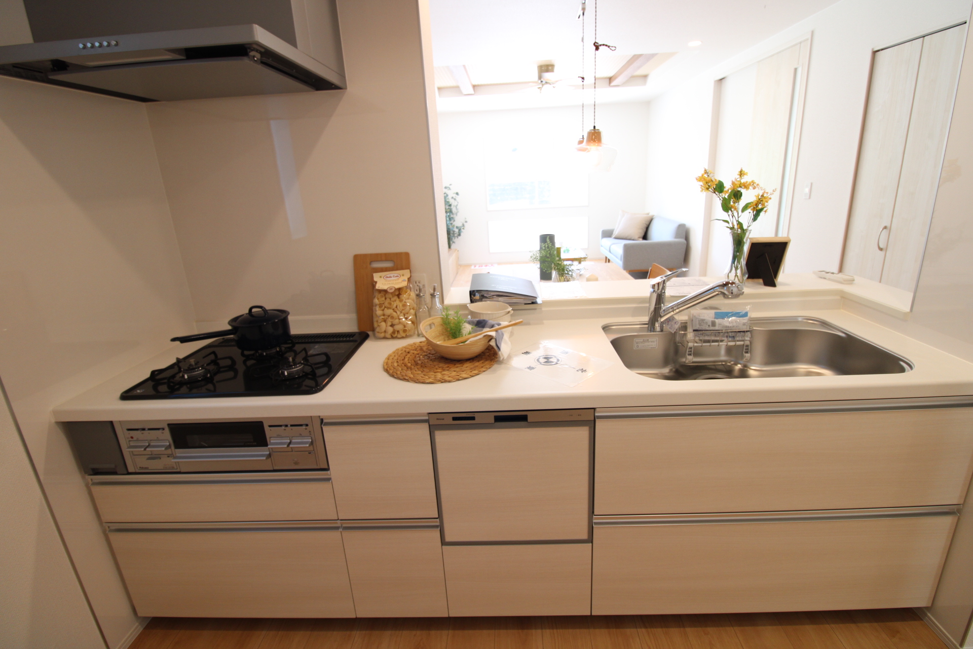 キッチン　キッチンは、同時調理可能な3口ガスコンロ+グリル、家事の時短に便利な食洗器と便利な機能が充実です!