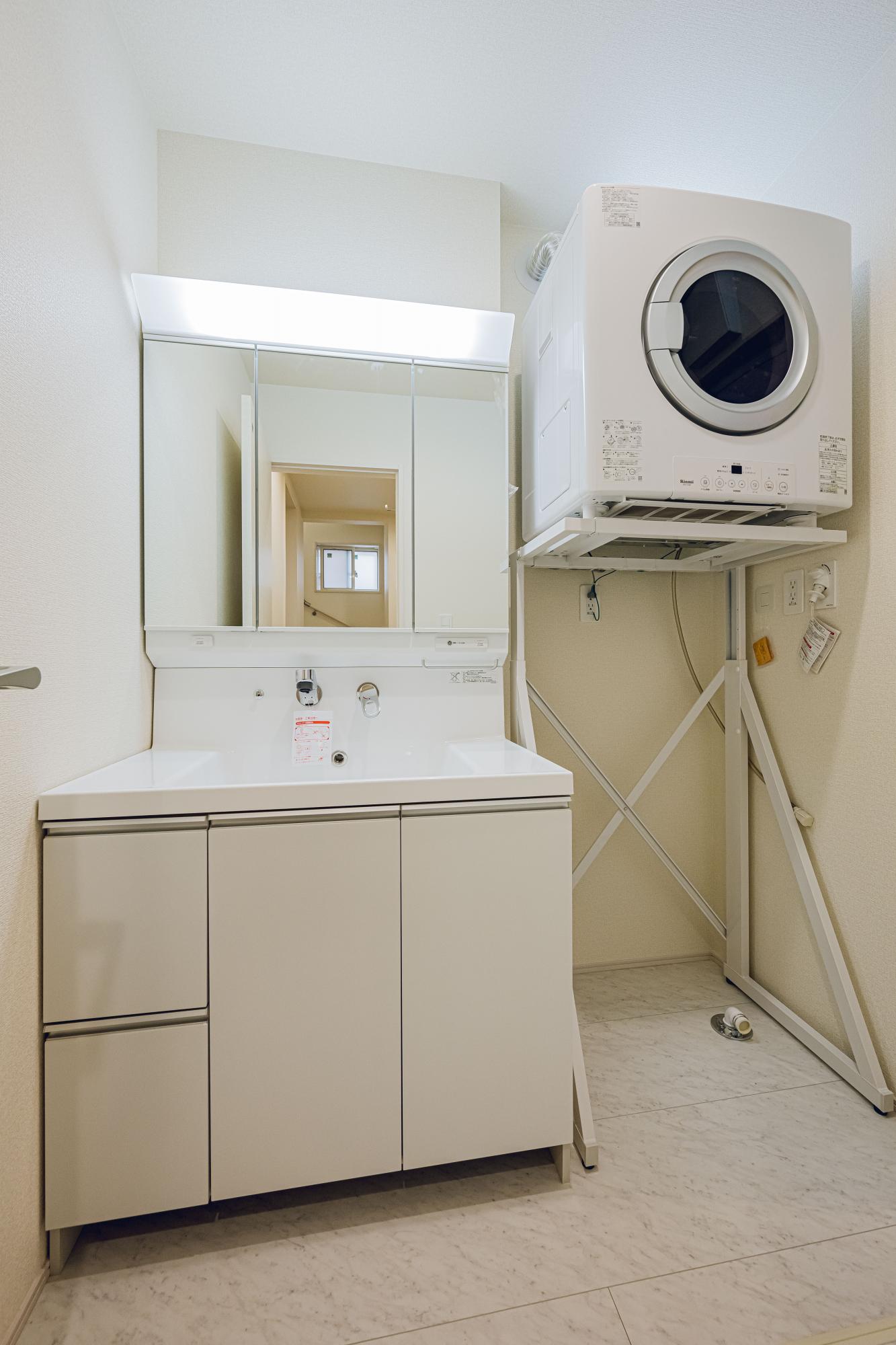 1号棟:洗面スペース　東栄住宅のガス乾燥機は、リース設置ではないので、毎月のガス料金にガス乾燥機の代金が上乗せされることはありません。