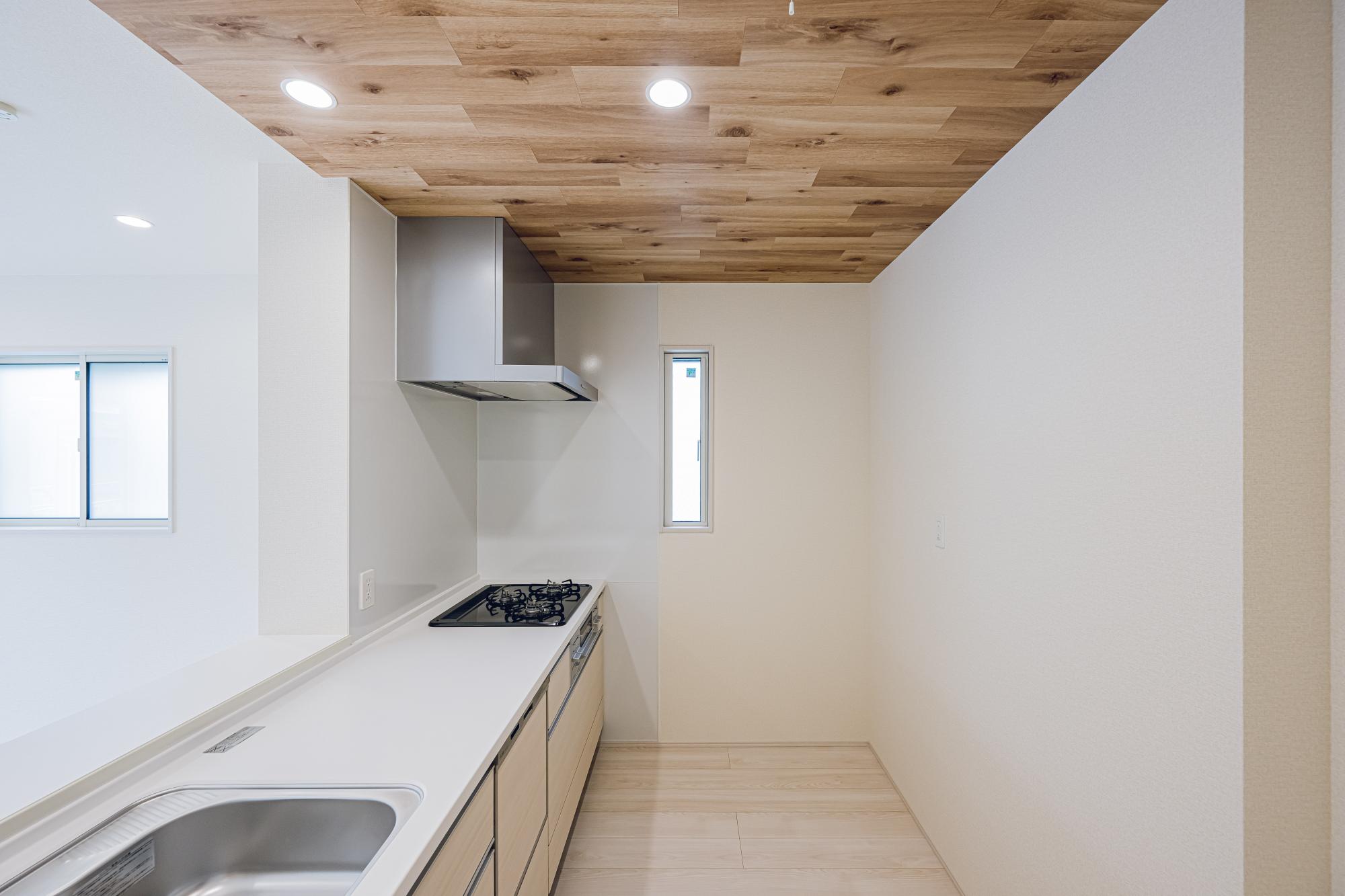 1号棟:キッチン　「ビルトイン食洗器」付システムキッチン。
人造大理石システムキッチン(天板)
外の光と空気が入るキッチンの小窓	