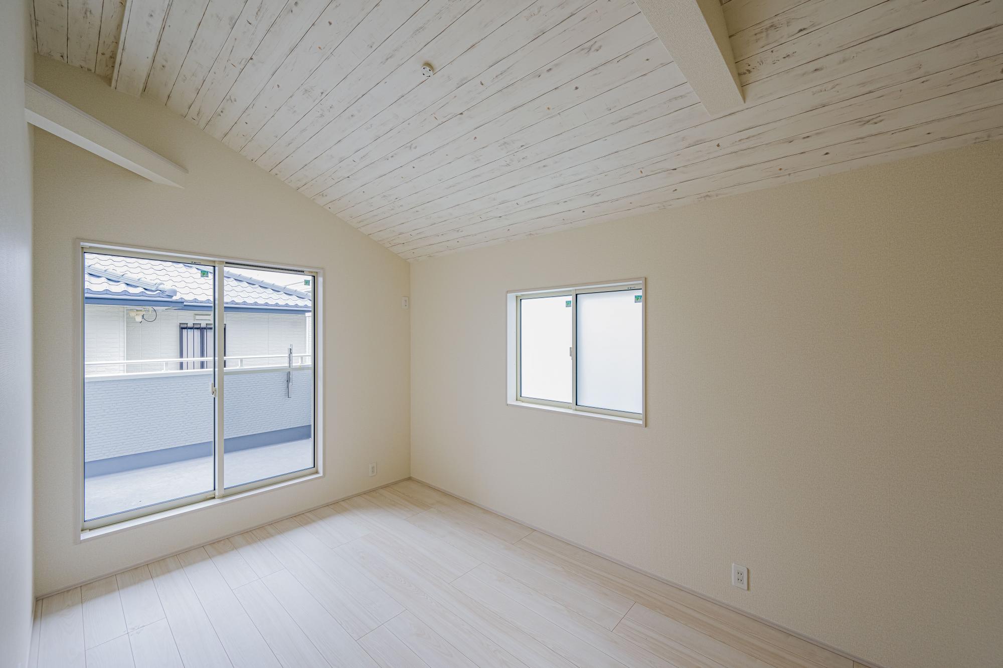 1号棟:洋室7.03帖　同じ面積の部屋であっても、勾配天井を用いている部屋は自然と視線が上部に抜けるため、広々とした空間を感じることができます。