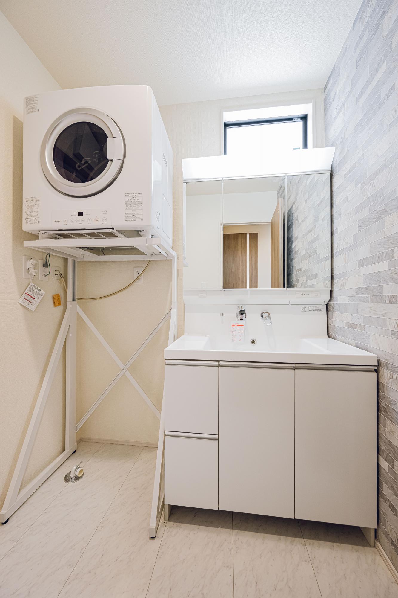 2号棟:洗面スペース　東栄住宅のガス乾燥機は、リース設置ではないので、毎月のガス料金にガス乾燥機の代金が上乗せされることはありません。