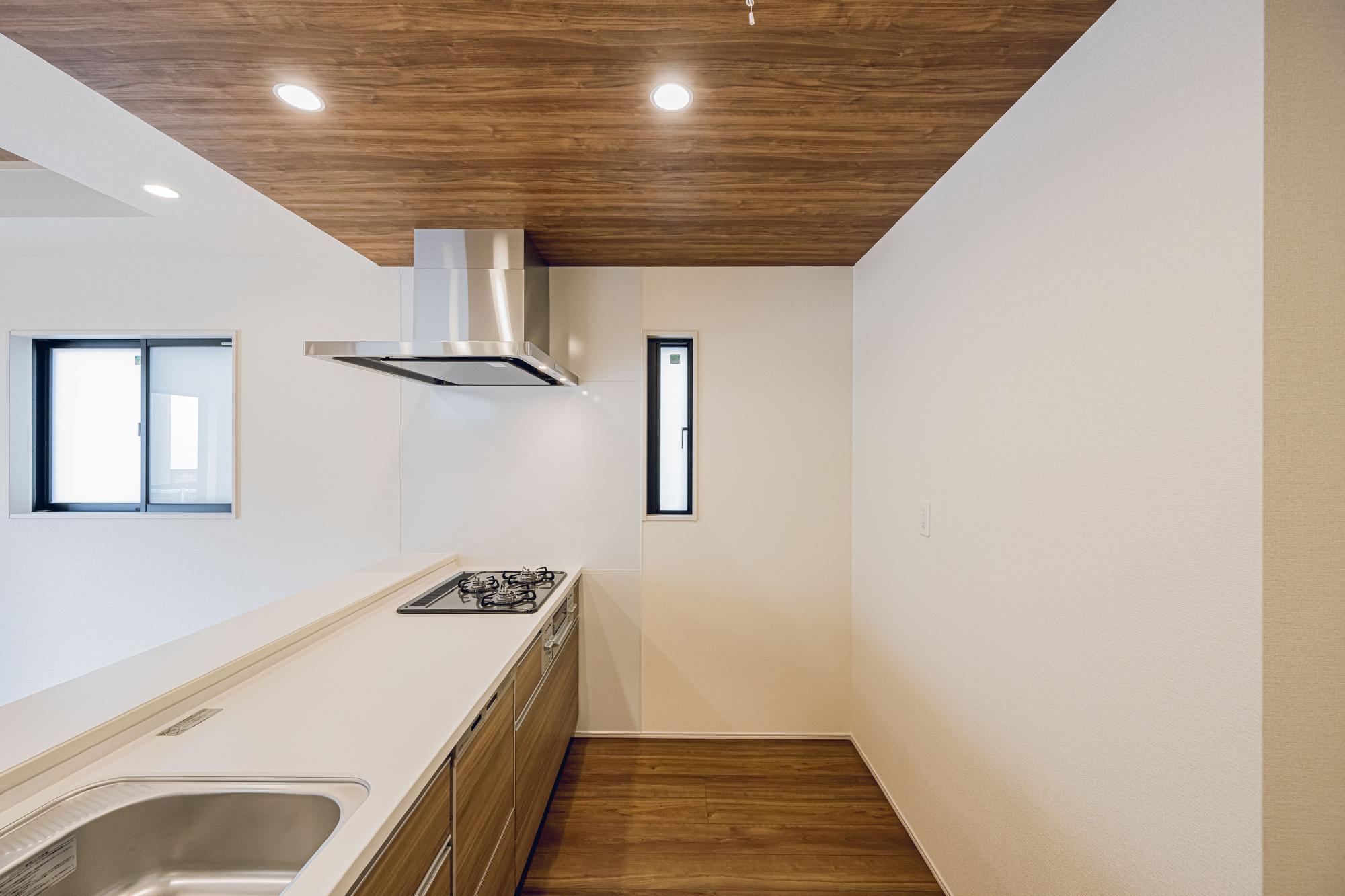 2号棟:キッチン　「ビルトイン食洗器」付システムキッチン。
人造大理石システムキッチン(天板)
外の光と空気が入るキッチンの小窓	