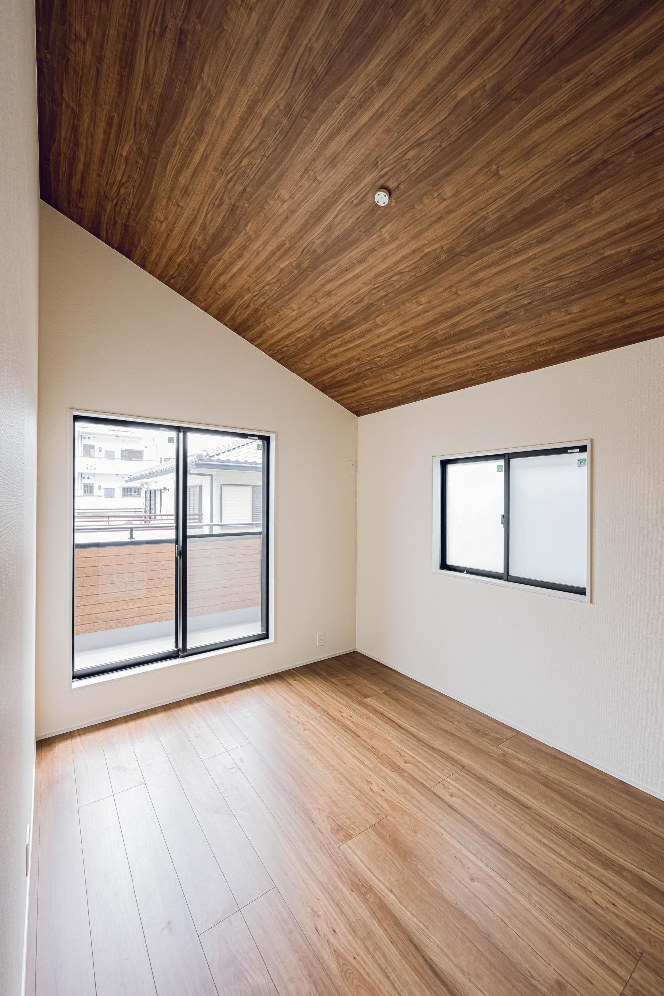2号棟:洋室6.0帖　勾配天井　同じ面積の部屋であっても、勾配天井を用いている部屋は自然と視線が上部に抜けるため、広々とした空間を感じることができます。