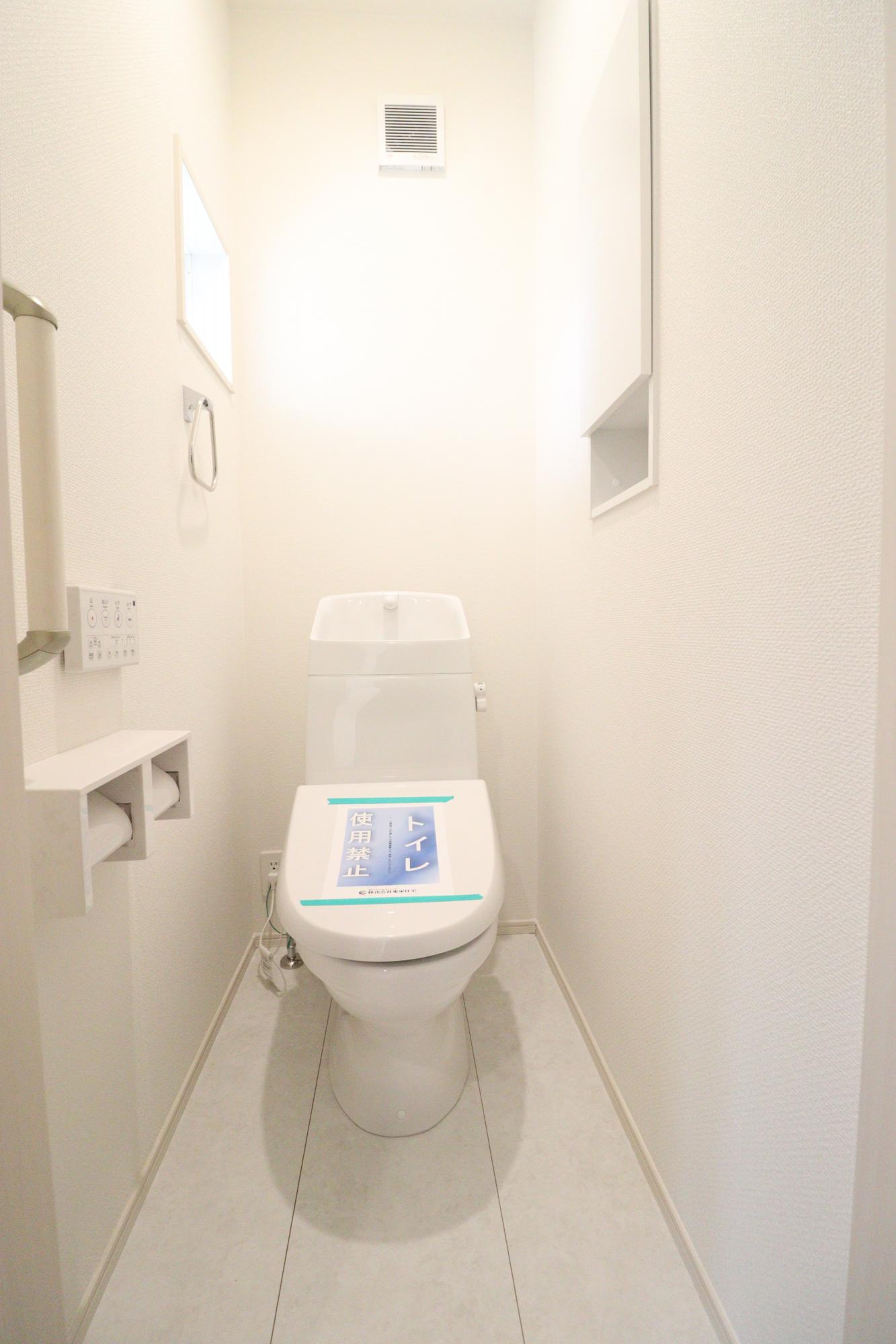 トイレ　使い勝手に優れたワイヤレスリモコン式の温水洗浄便座!さらに収納棚も設置しているのでトイレ用品もスッキリと収納することができます♪
