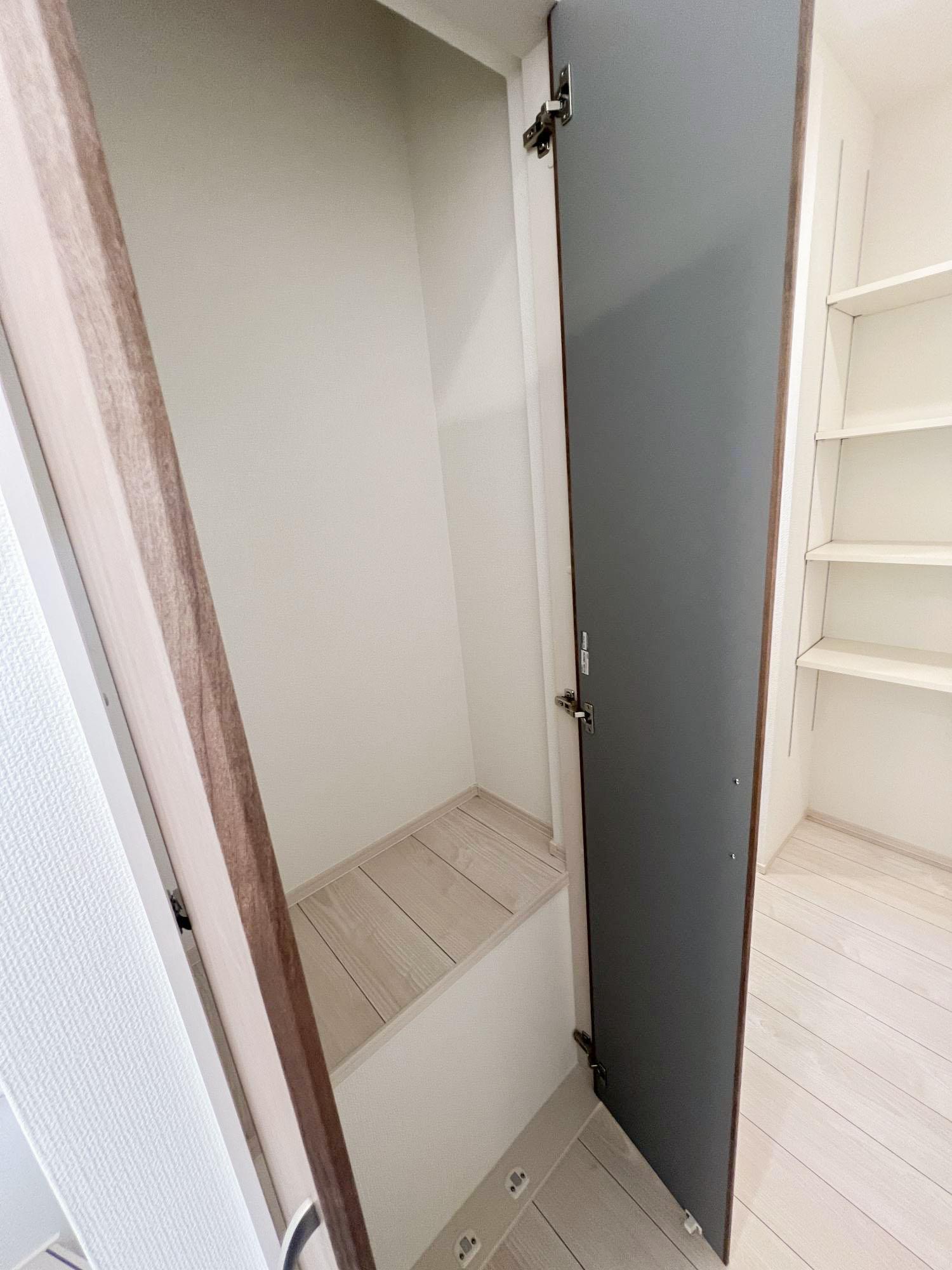 【2階廊下収納】掃除用具収納も可能な扉付きで、すっきり収納ができます。