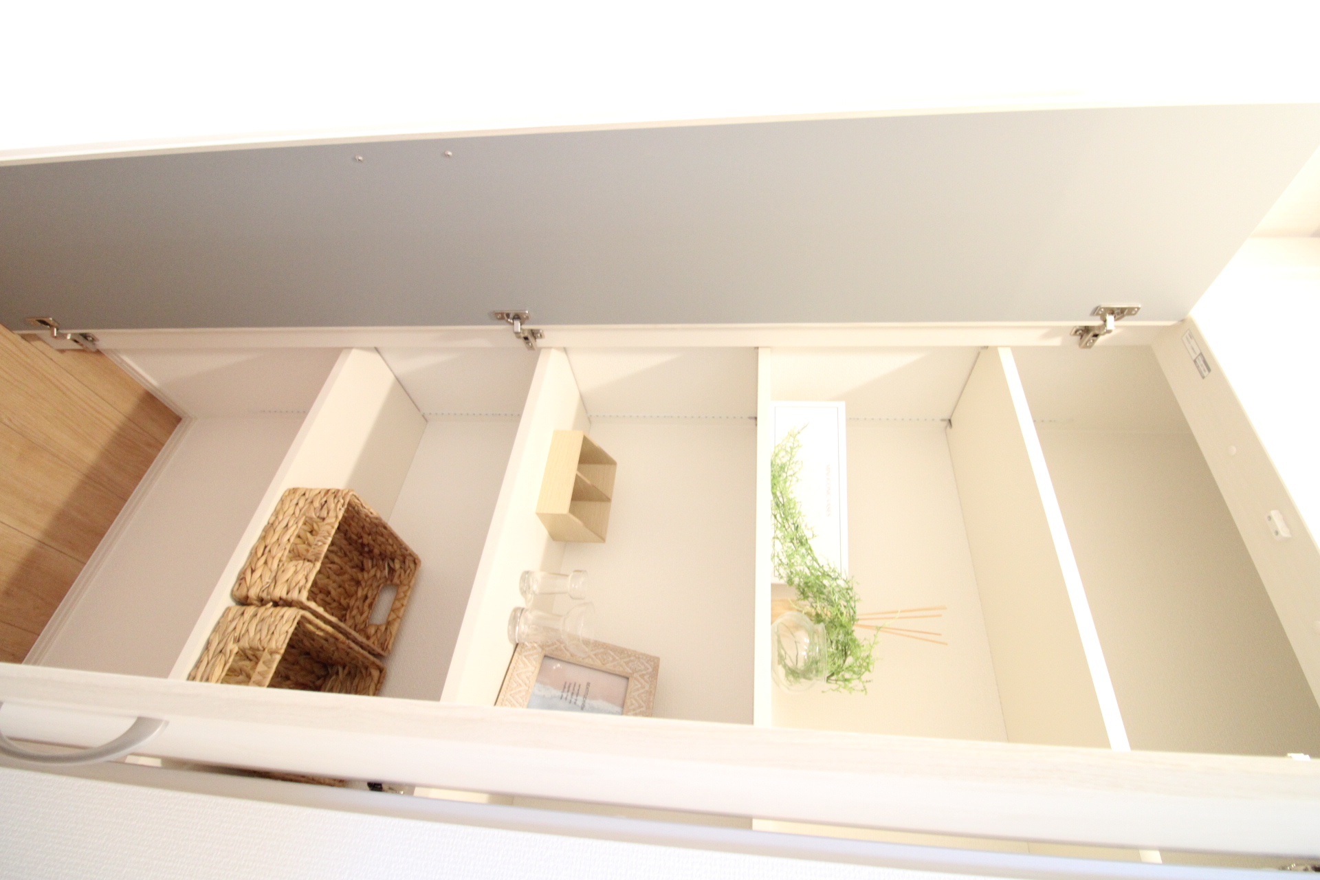 1階廊下収納　可動棚なので使いやすい高さに調整可能です!