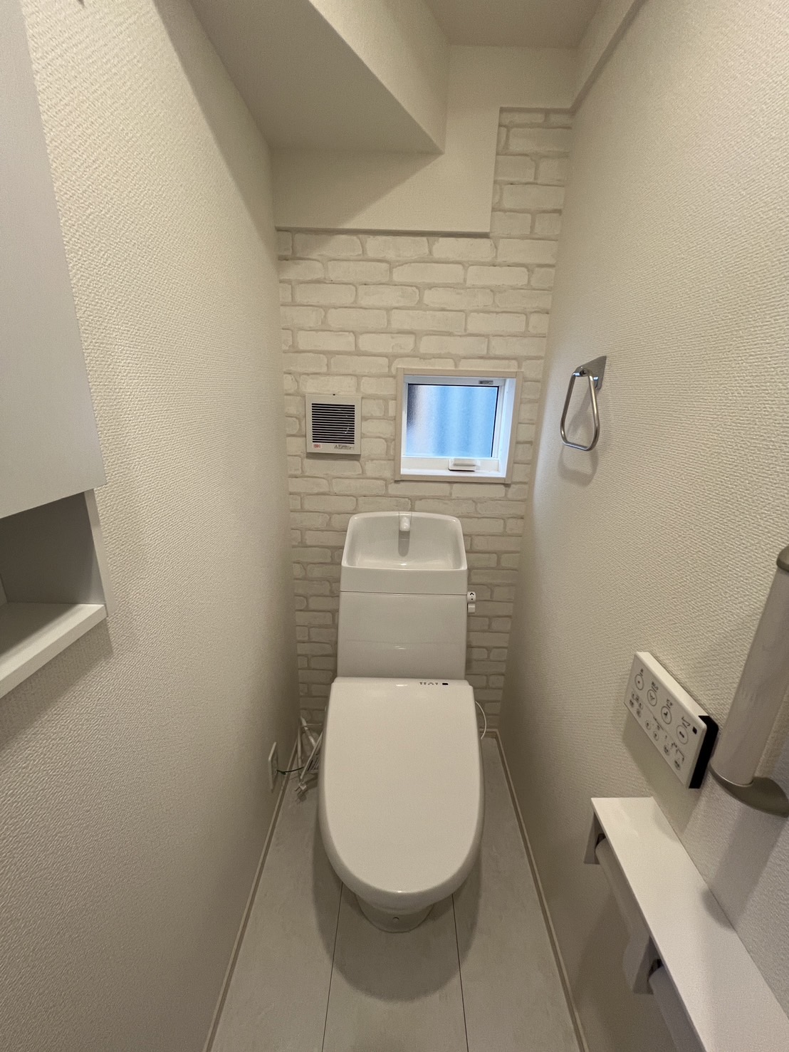 【1階トイレ】壁に水ハネしにくい形状の手洗い器、壁面収納など設備も充実しています☆