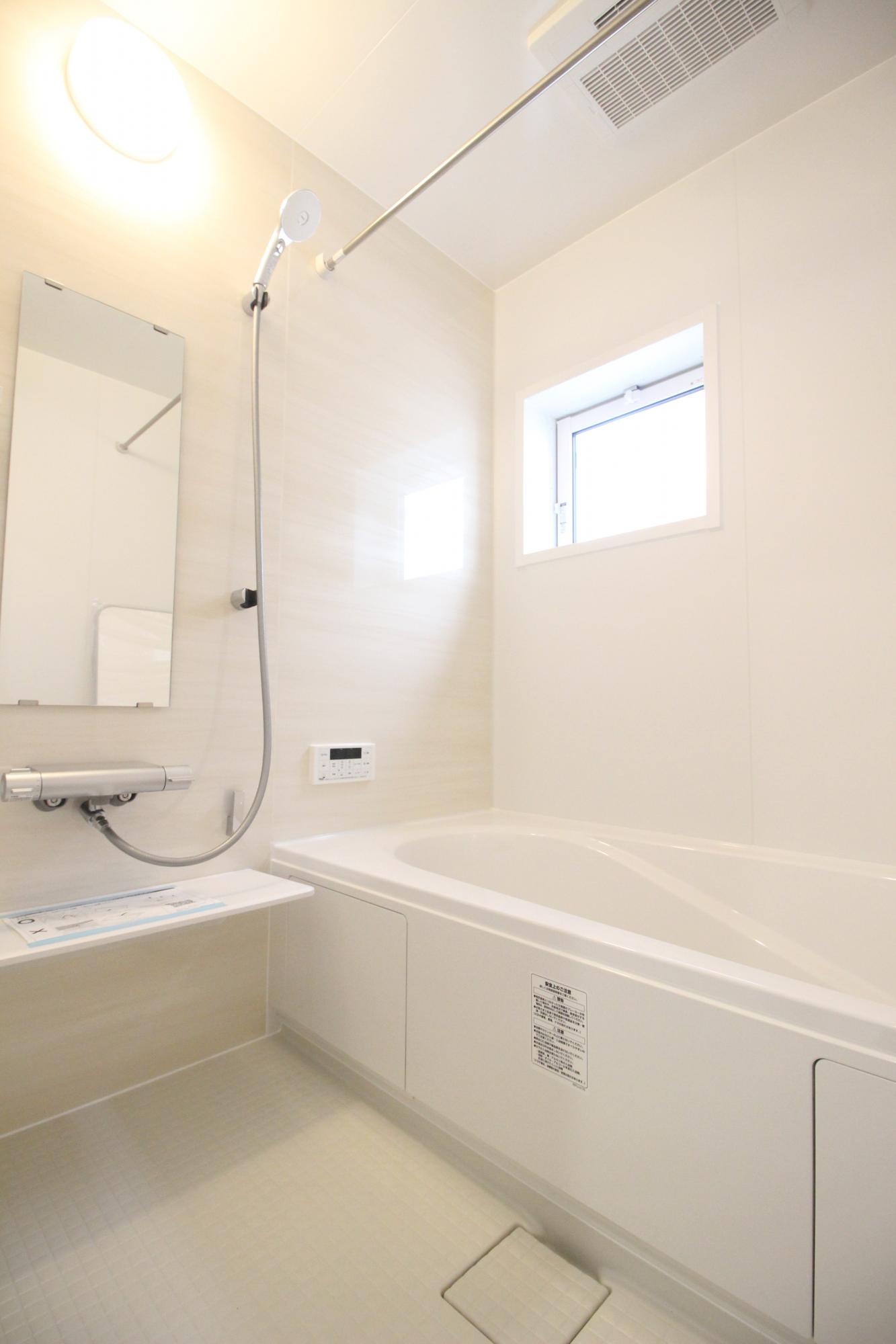 1号棟　浴室　白を基調とした明るい浴室!寒い日のお風呂や雨の日のお洗濯に便利な浴室乾燥機付!
