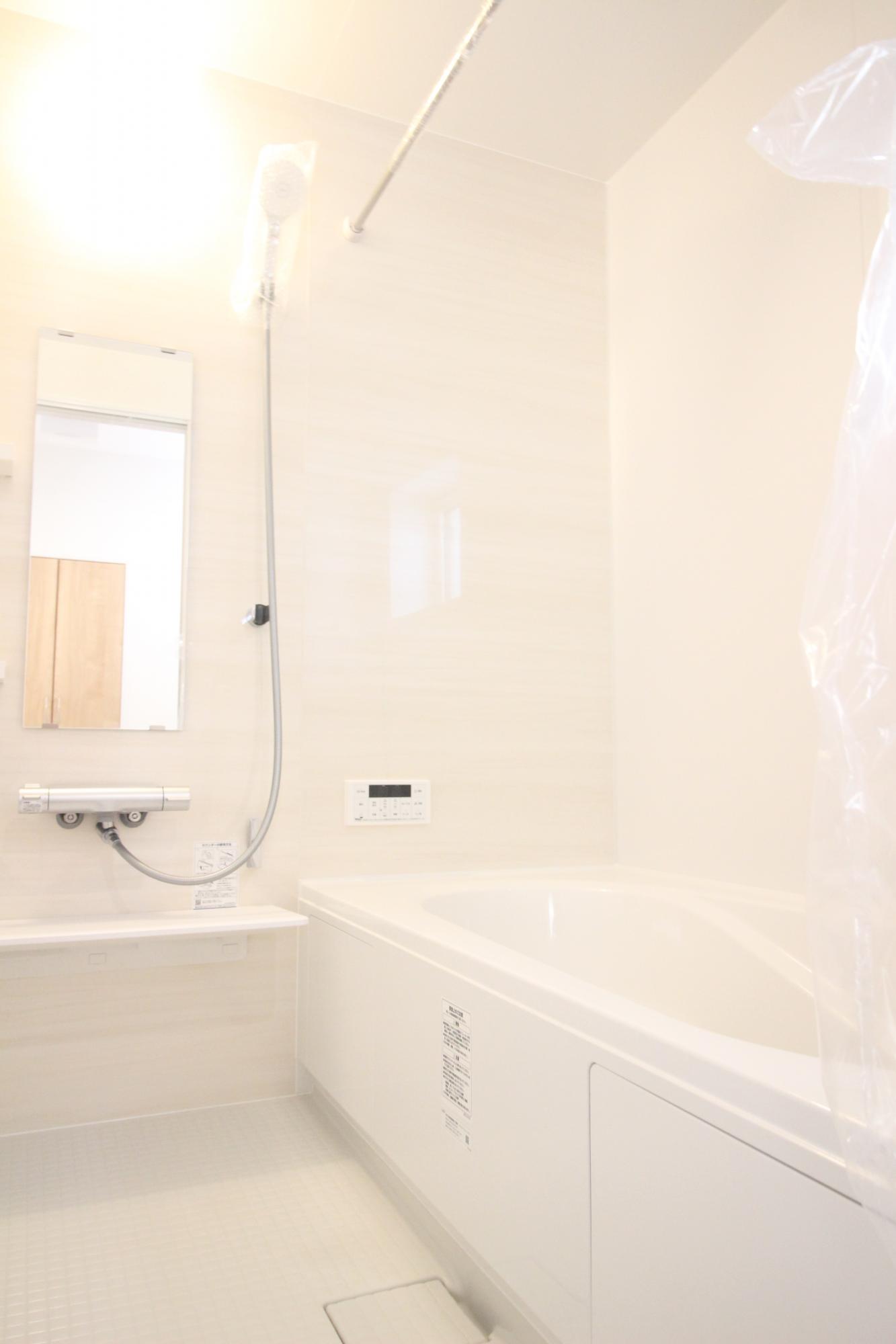 4号棟　浴室　白を基調とした明るい浴室!寒い日のお風呂や雨の日のお洗濯に便利な浴室乾燥機付!
