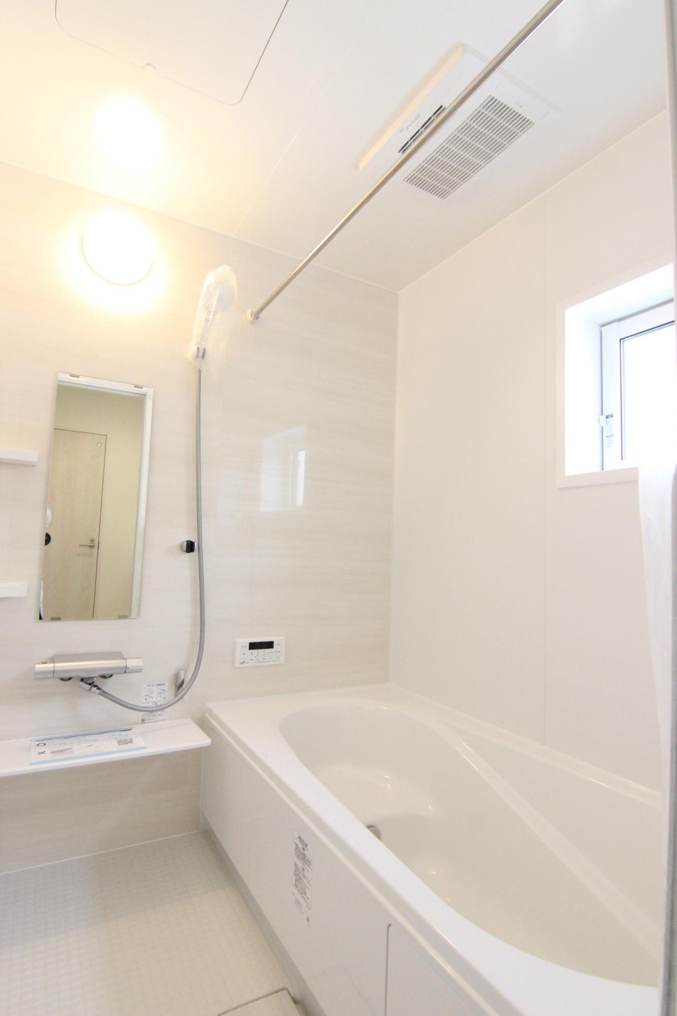 7号棟　浴室　白を基調とした明るい浴室!寒い日のお風呂や雨の日のお洗濯に便利な浴室乾燥機付!
