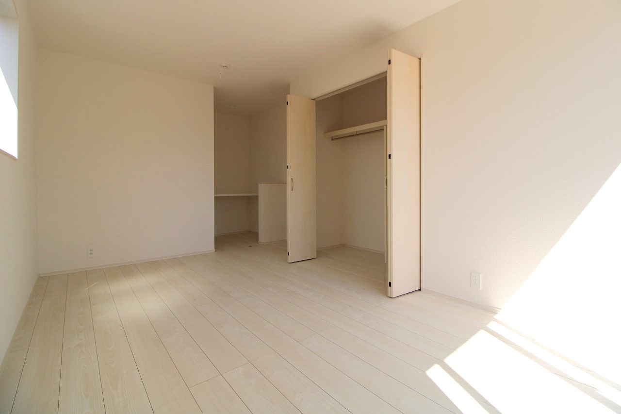 【洋室①】　各居室に収納スペースを確保!余計な家具を置かずお部屋を広々使えます