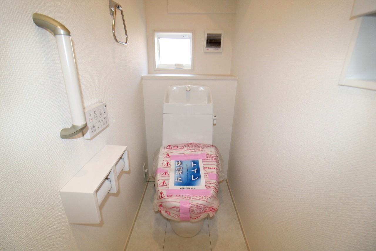 【トイレ】　各フロアにウォシュレット付トイレを設置。お手入れのしやすい素材を使用しています