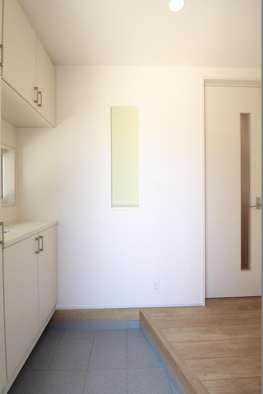 【5号棟/玄関】　玄関土間部分の掃除がしやすいフロートタイプのシューズボックスが備わっています。玄関正面には造作ニッチを施し、絵を飾るなどお好みでアレンジ可能です。