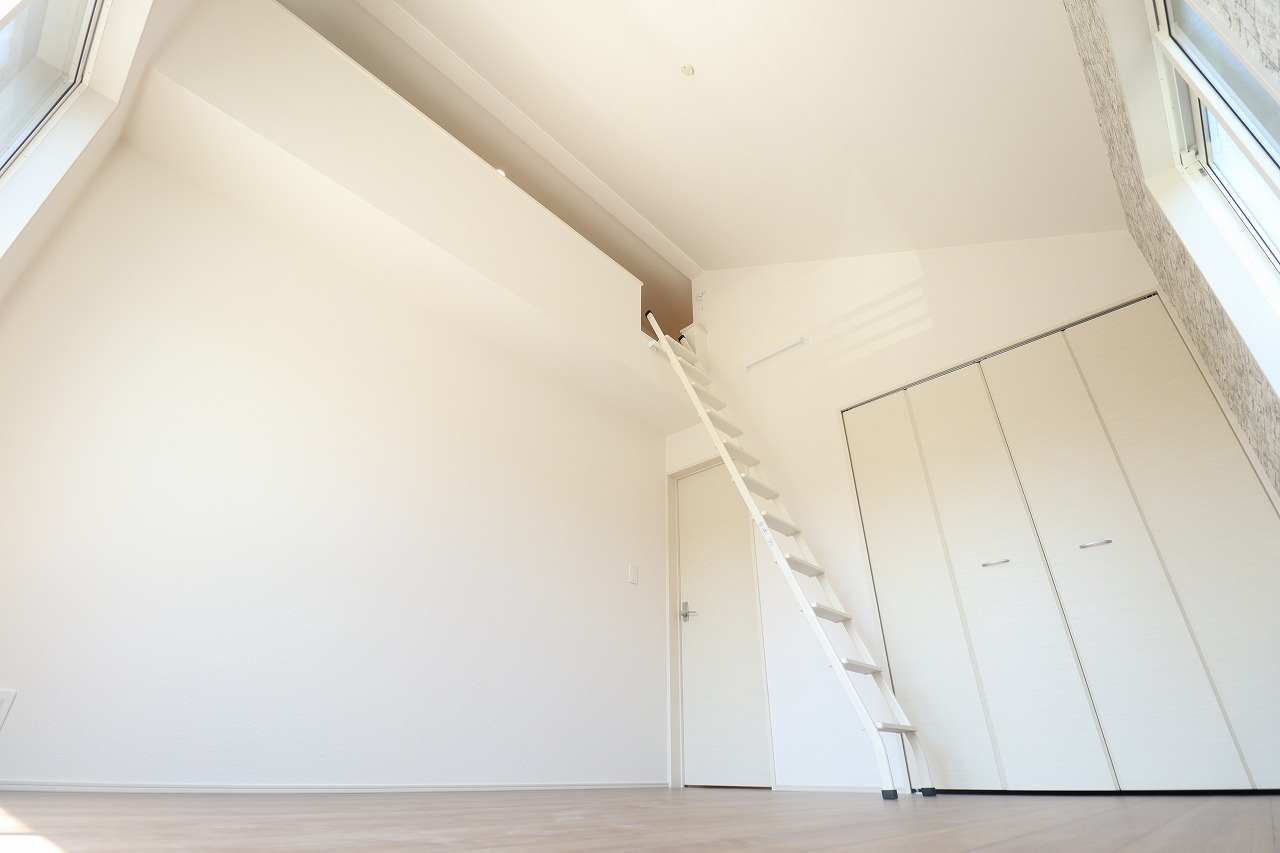 【7号棟/洋室(7.0帖)】　バルコニー含む2面採光の洋室は、天井が高く開放感のある空間です。梯子を使ってロフトへ行き来可能。お子様の隠れ家スペースとしても重宝しそうです。
