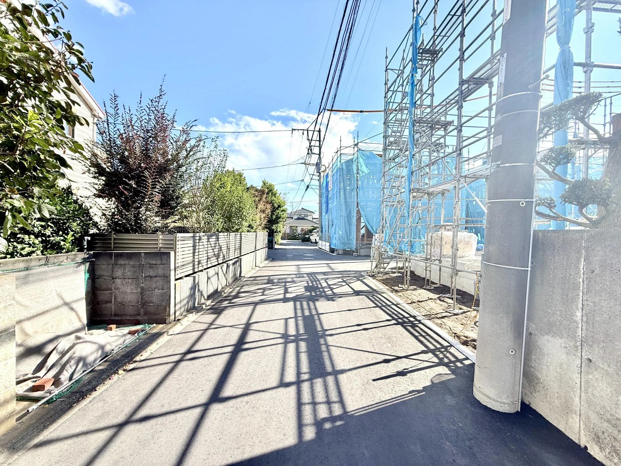 前面道路含む現地写真(1号棟、5号棟側)