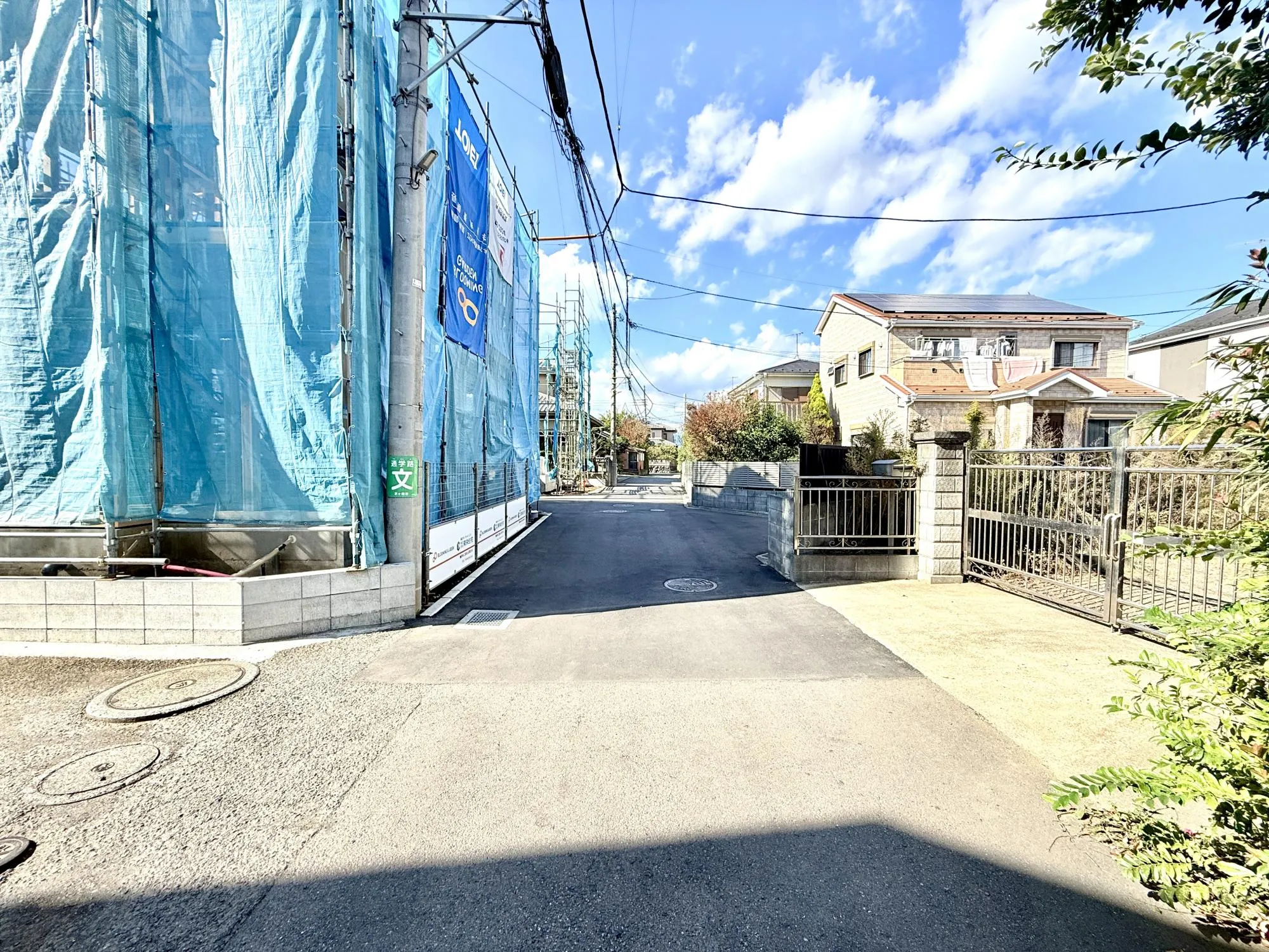 前面道路含む現地写真(1号棟、5号棟側)