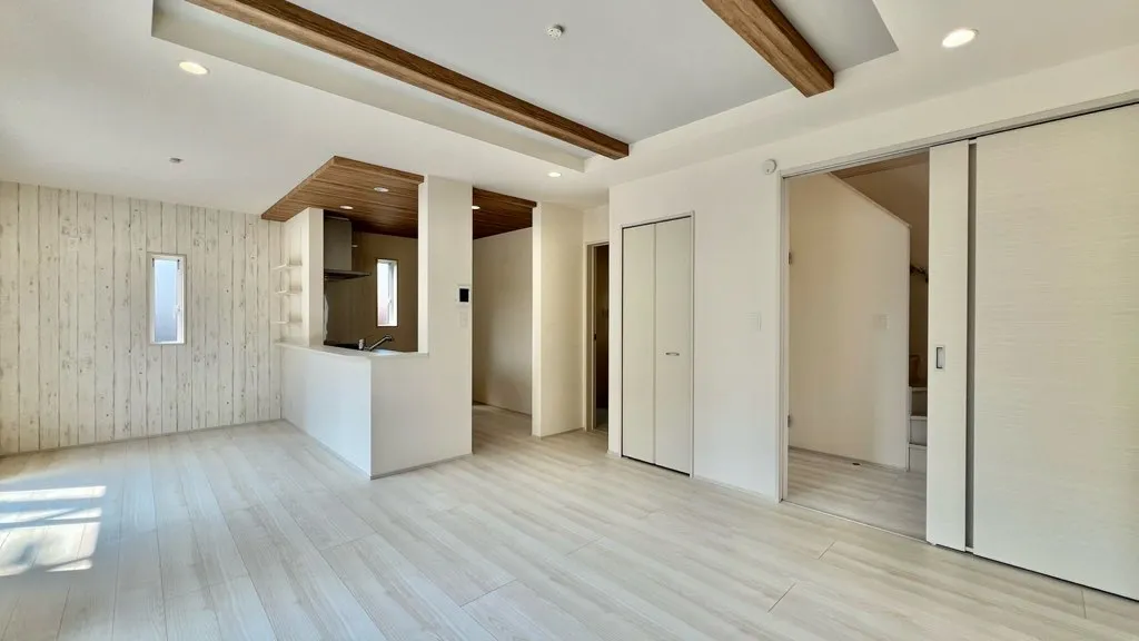 白を基調にしたリビングは、木のぬくもりを感じ落ち着いた空間になっております。