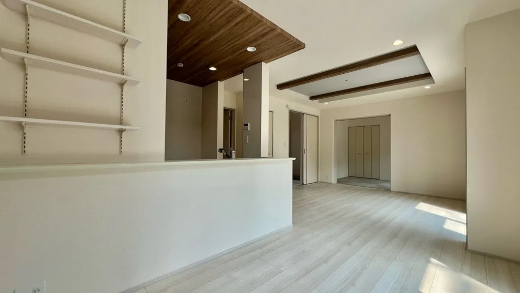 <4号棟>折上げ天井のあるリビングは開放感があります。