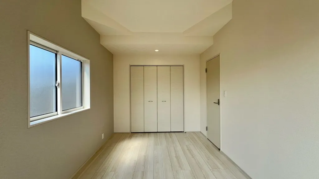 <4号棟>勾配天井の洋室は、開放感もありゆったりと生活できます。