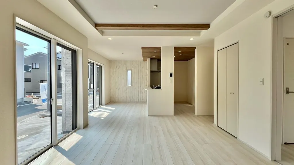 開口部が南側にございますのでリビングが明るい印象で落ち着く空間になっております。