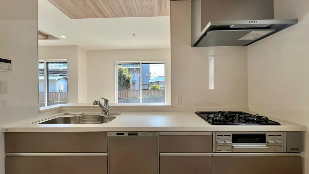 収納力のあるキッチンは、幅も広く料理が捗ります。