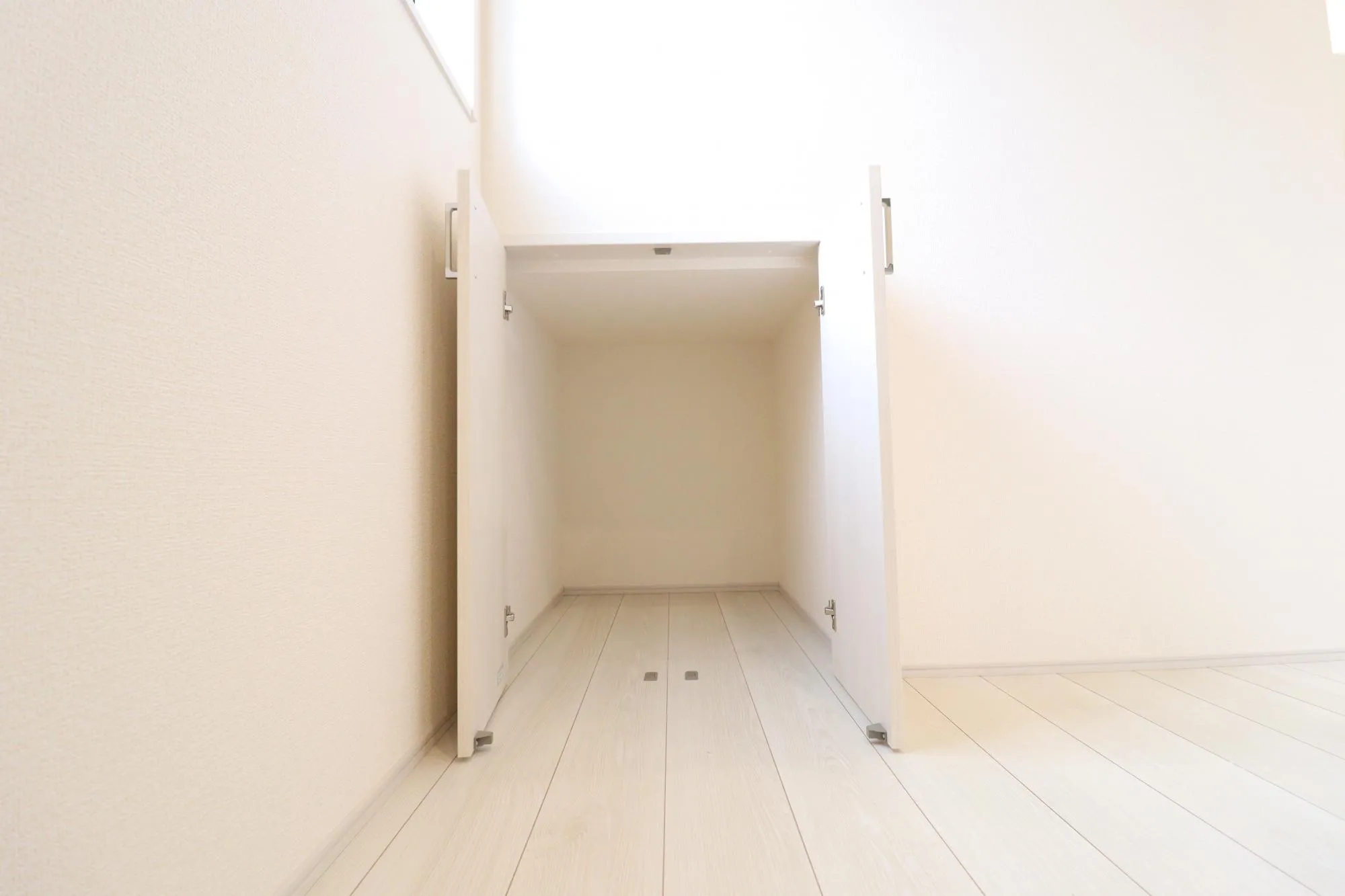 【12号棟】キッチン横収納