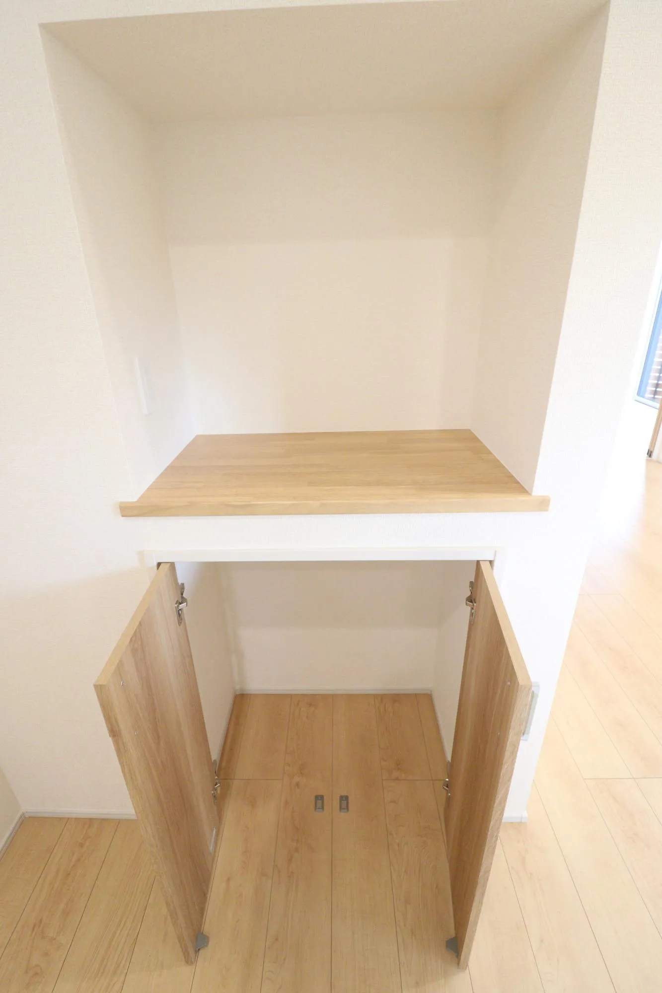 【14号棟】キッチン横カウンター付き収納