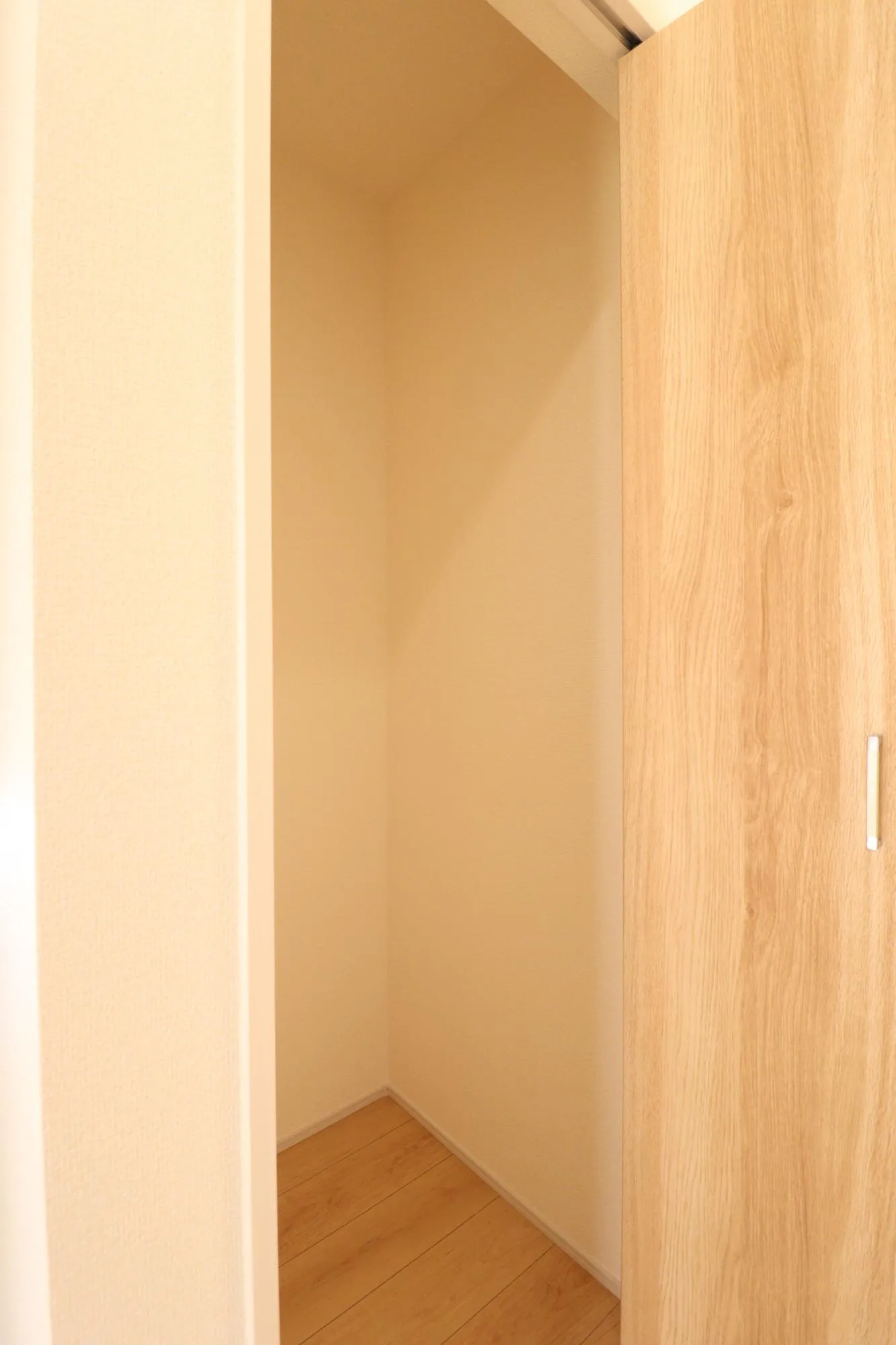 【14号棟】2階廊下収納