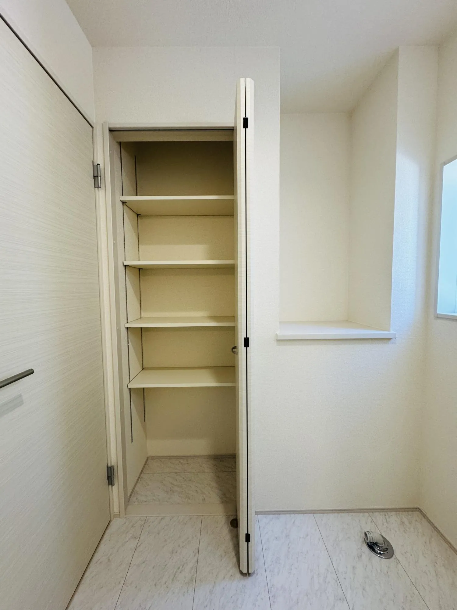 【3号棟:洗面所内収納】