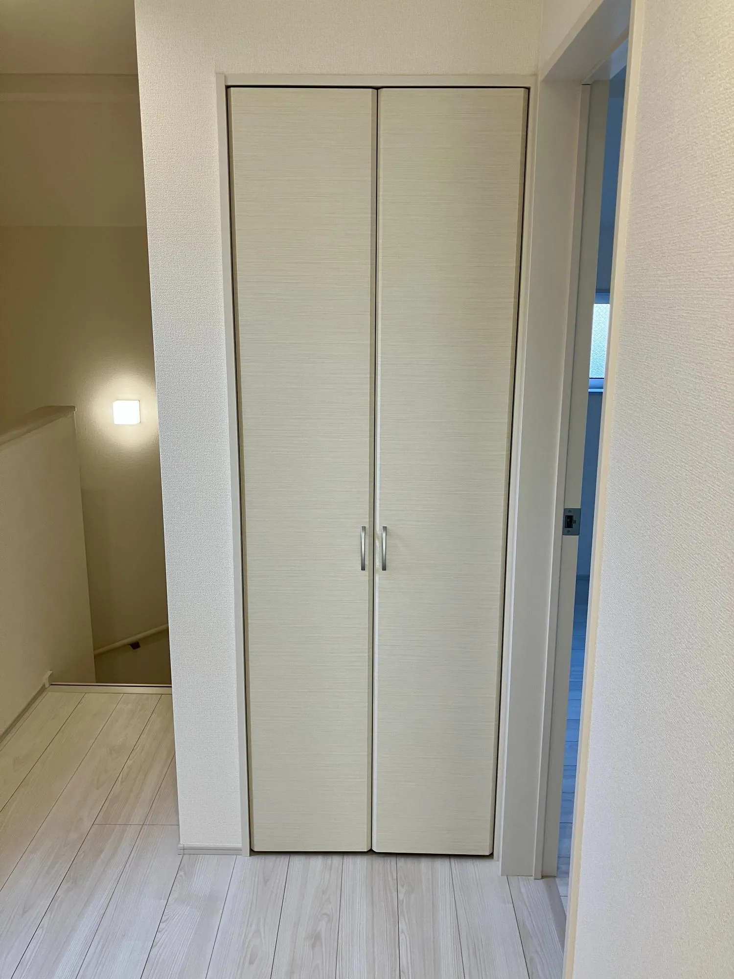 【2階 廊下 収納】