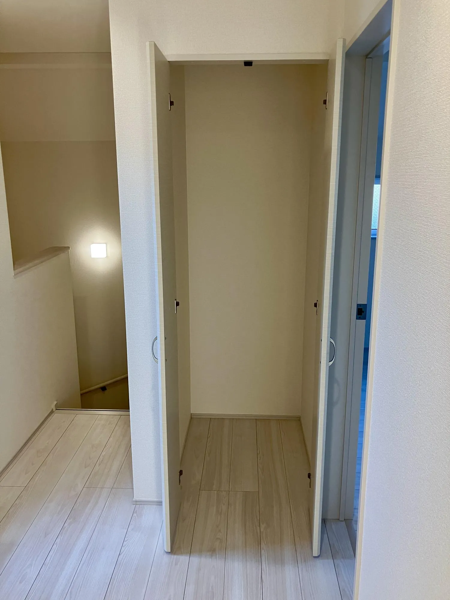 【2階 廊下 収納】