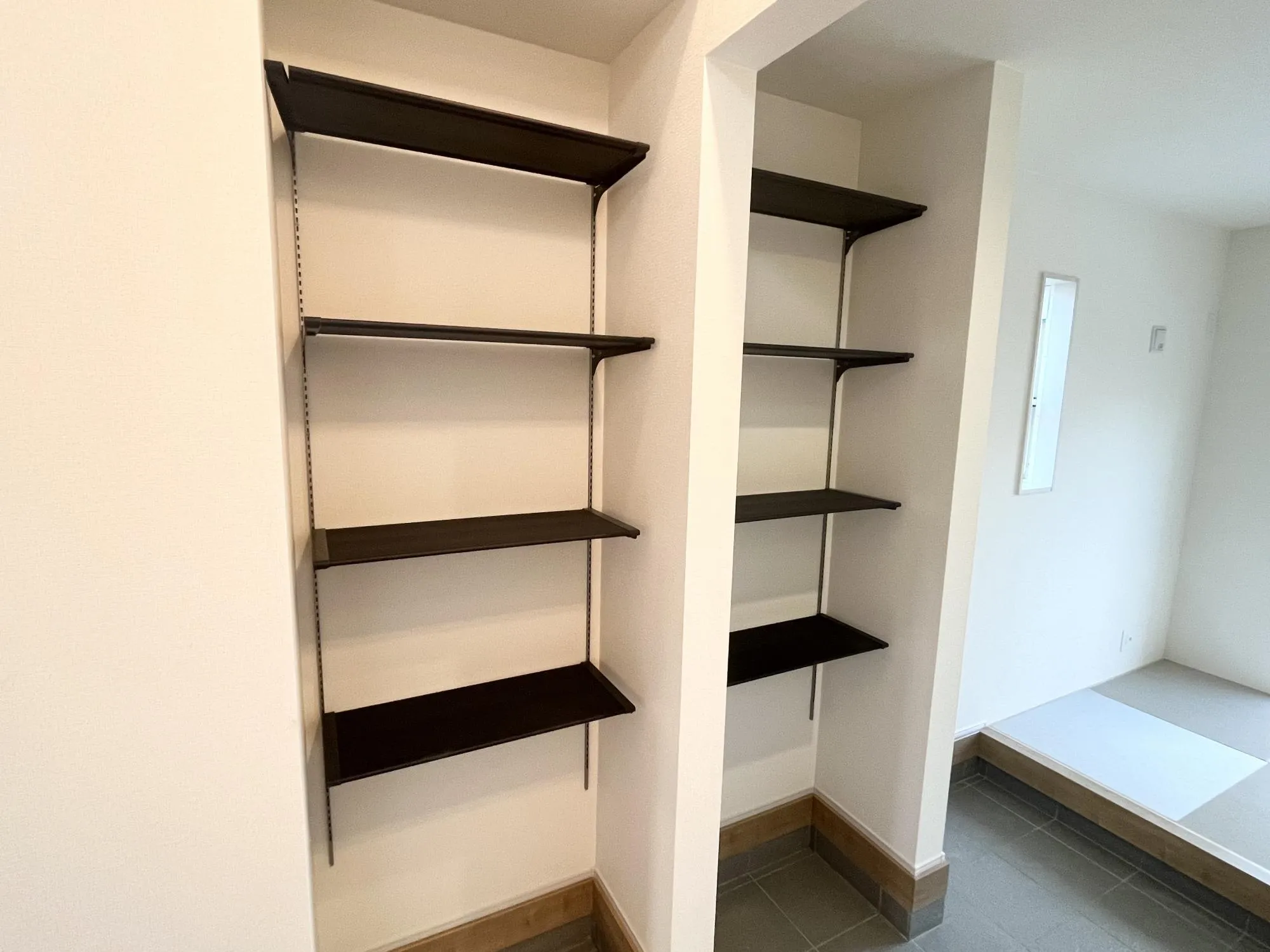 マルチエントランスL型可動棚4段 4号棟