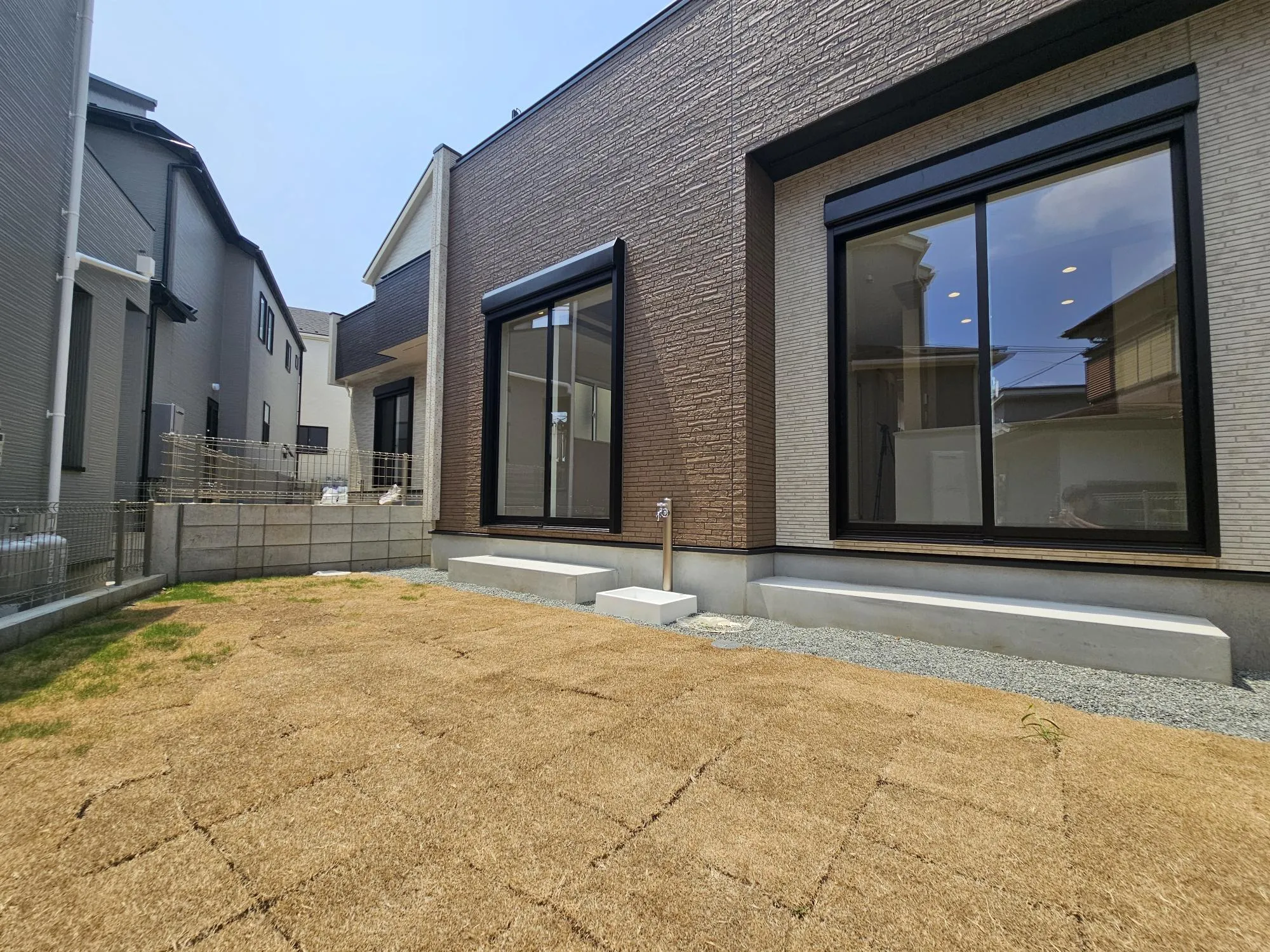 2号棟 庭
南向きの庭は広々使えてお子様のプールや家庭菜園等使用用途は様々です♪