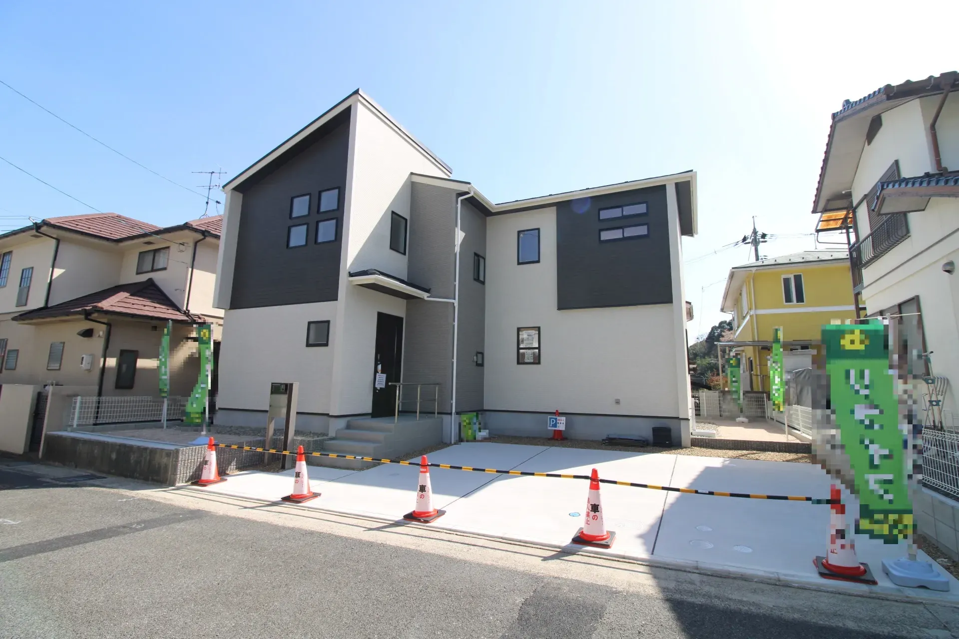 前面道路から見た外観