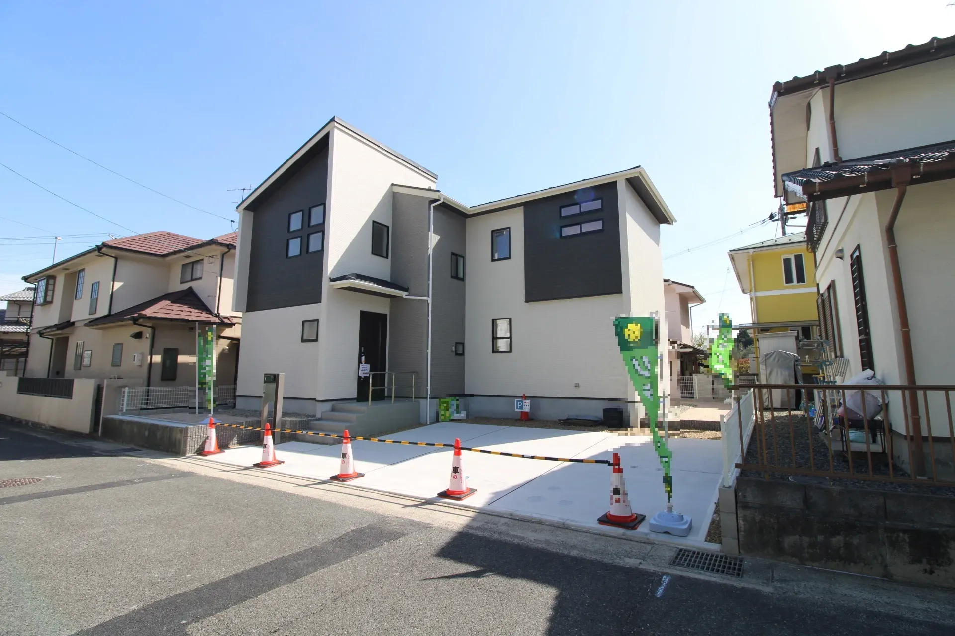 前面道路から見た外観