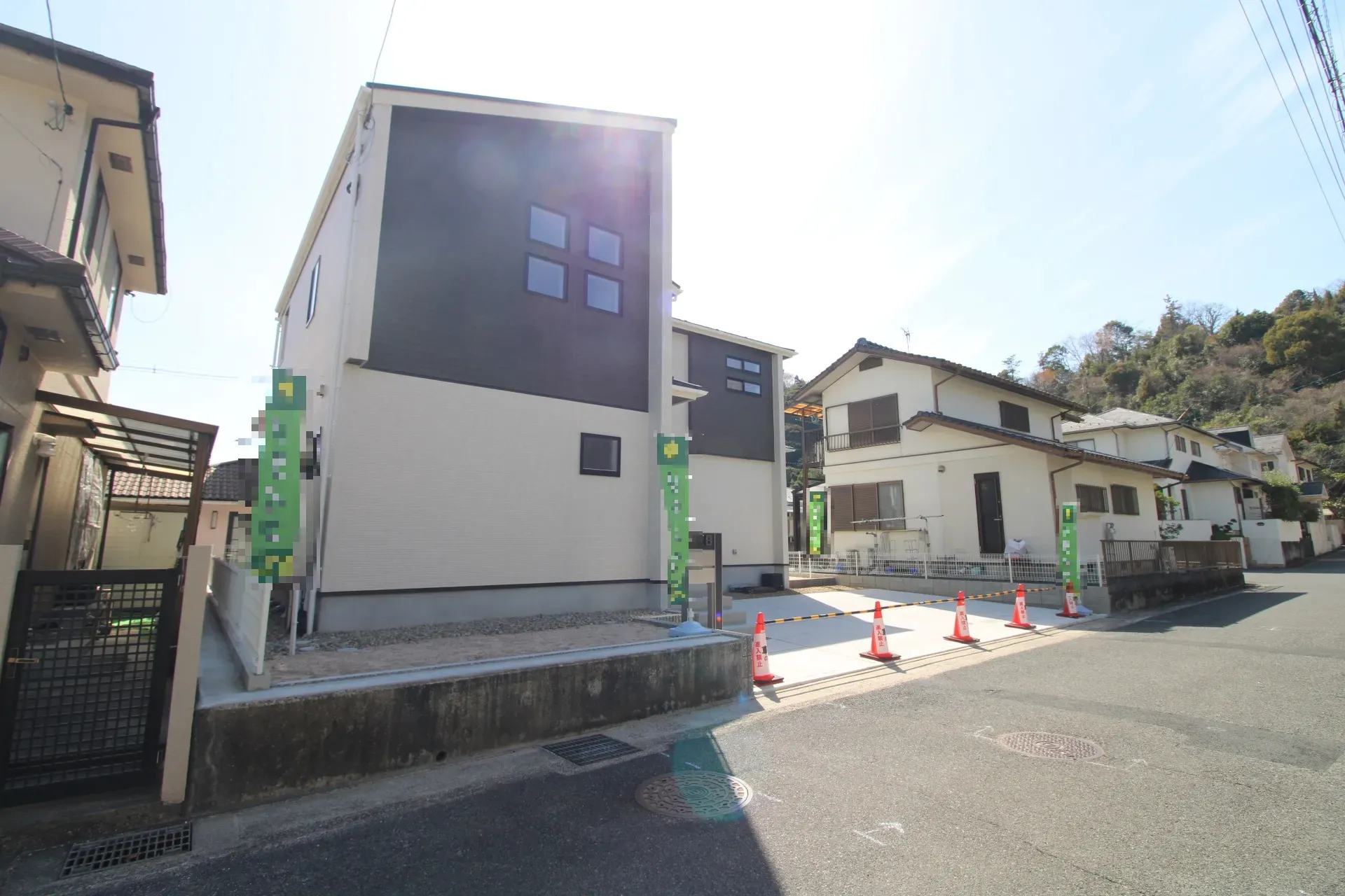 前面道路から見た外観