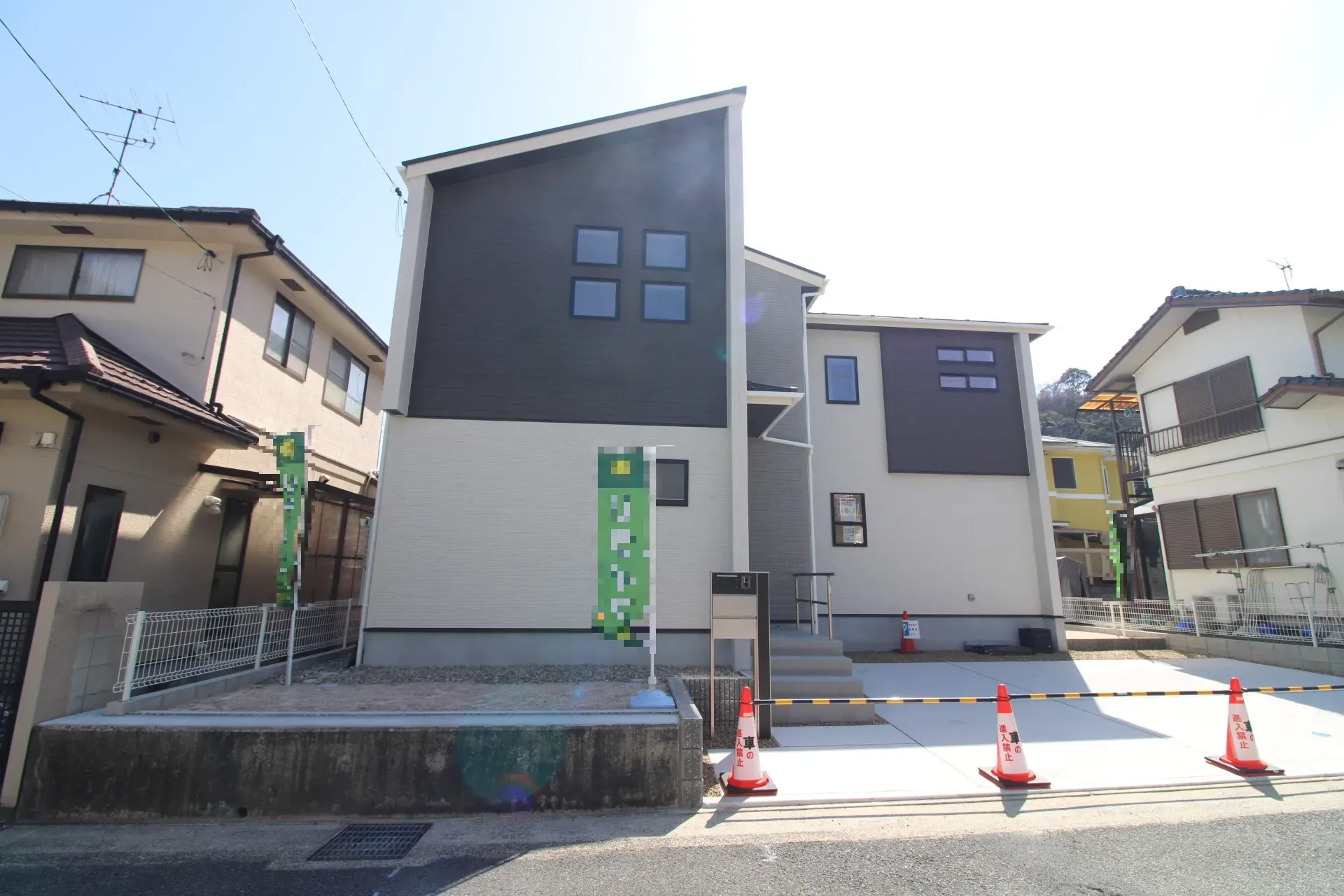 前面道路から見た外観