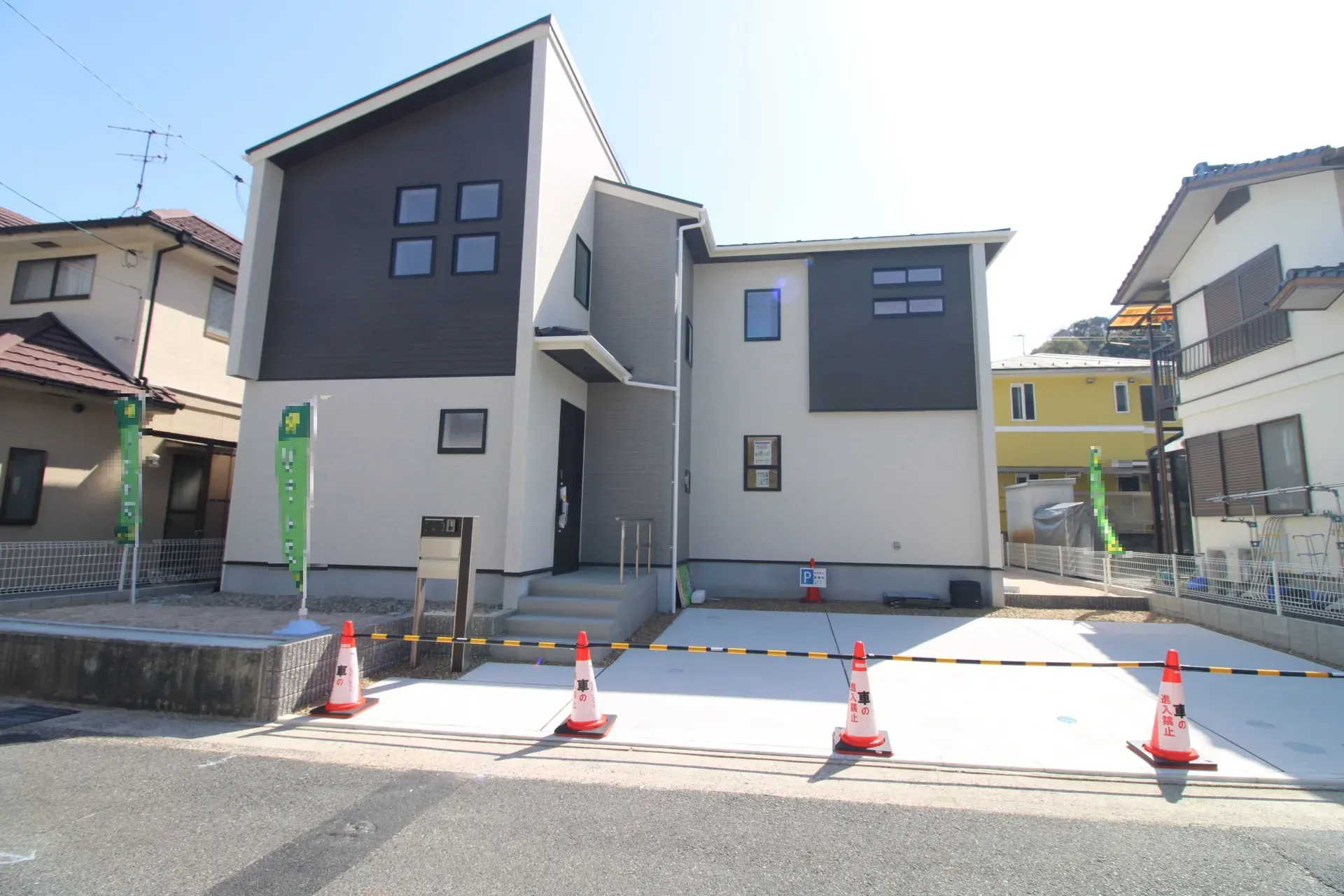 前面道路から見た外観