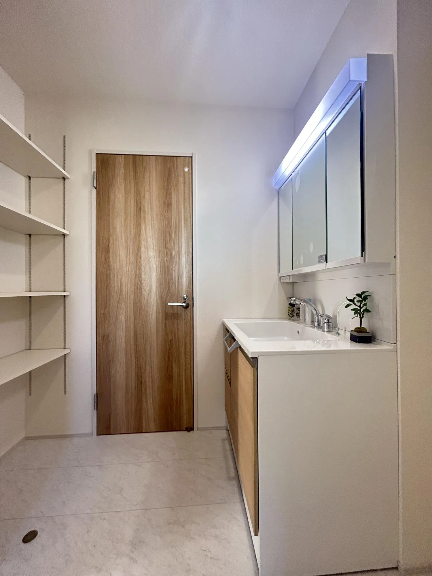 収納棚もあり、服や洗面用品をたっぷり収納できる!