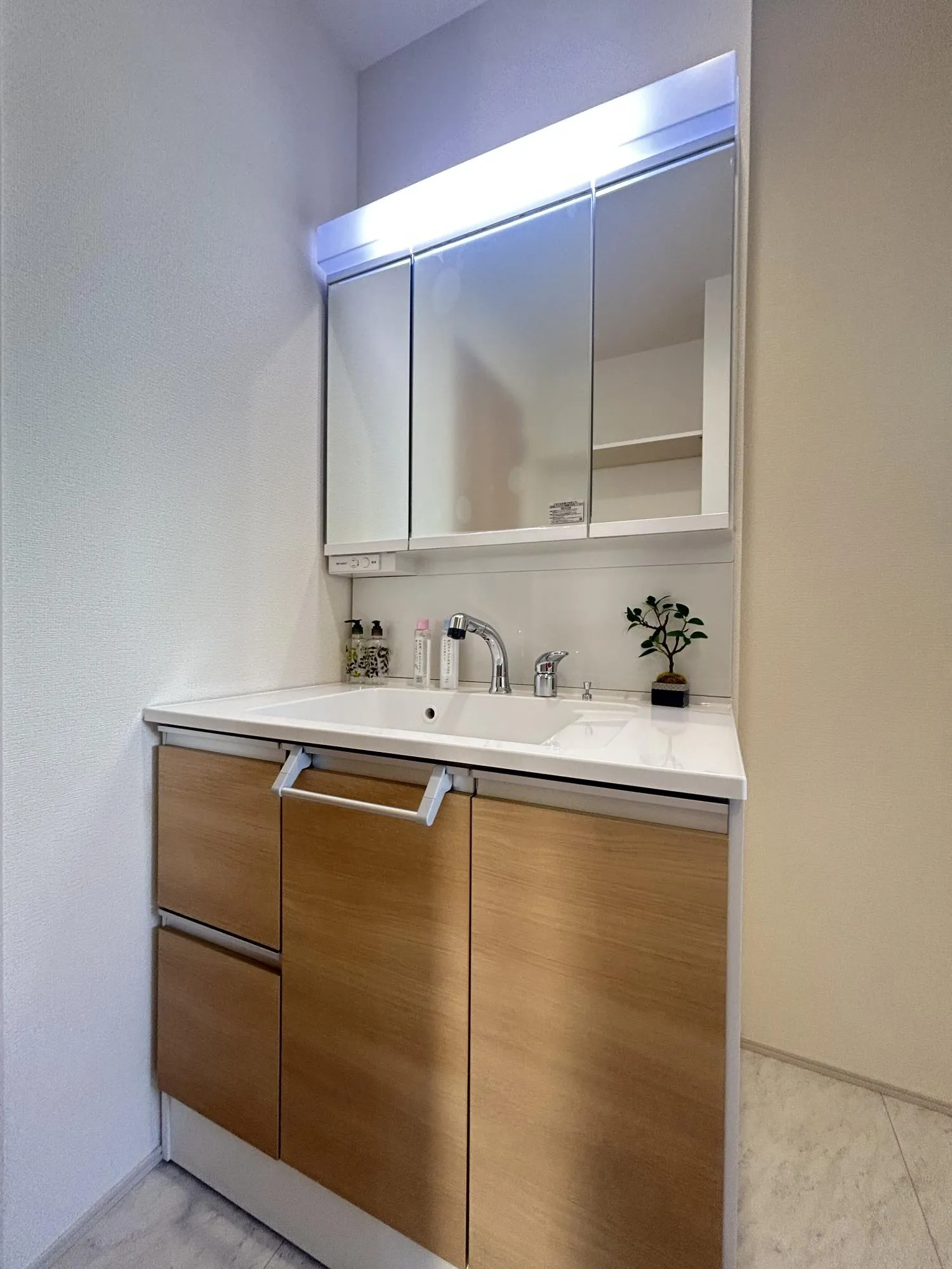 おしゃれなデザインで広々使える洗面スペース◎三面鏡で収納も充実♪