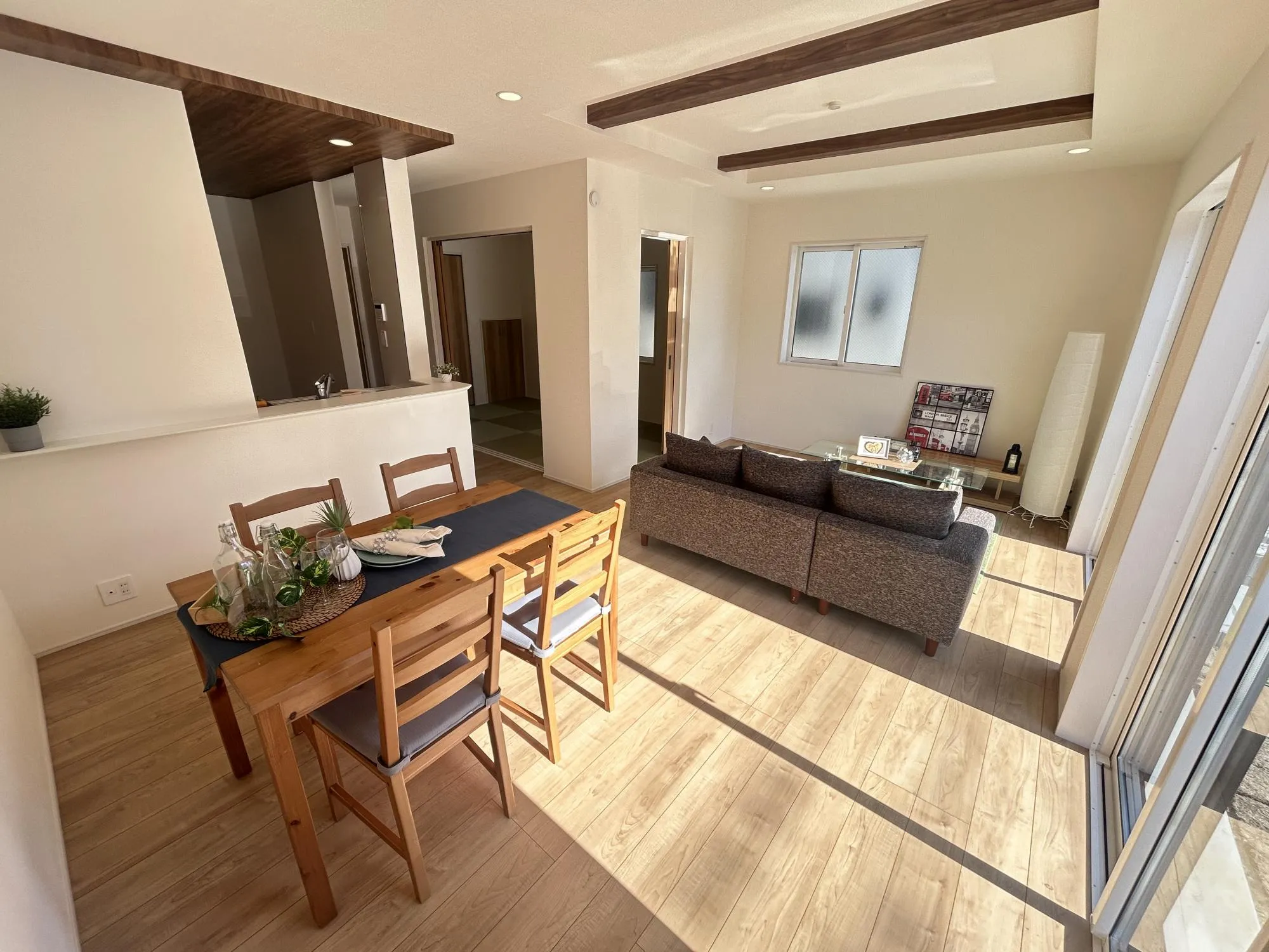 広々としたリビングが魅力的♪日当たりもよく居心地の良い空間です。自然と家族が集まりコミュニケーションが弾みそうですね◎