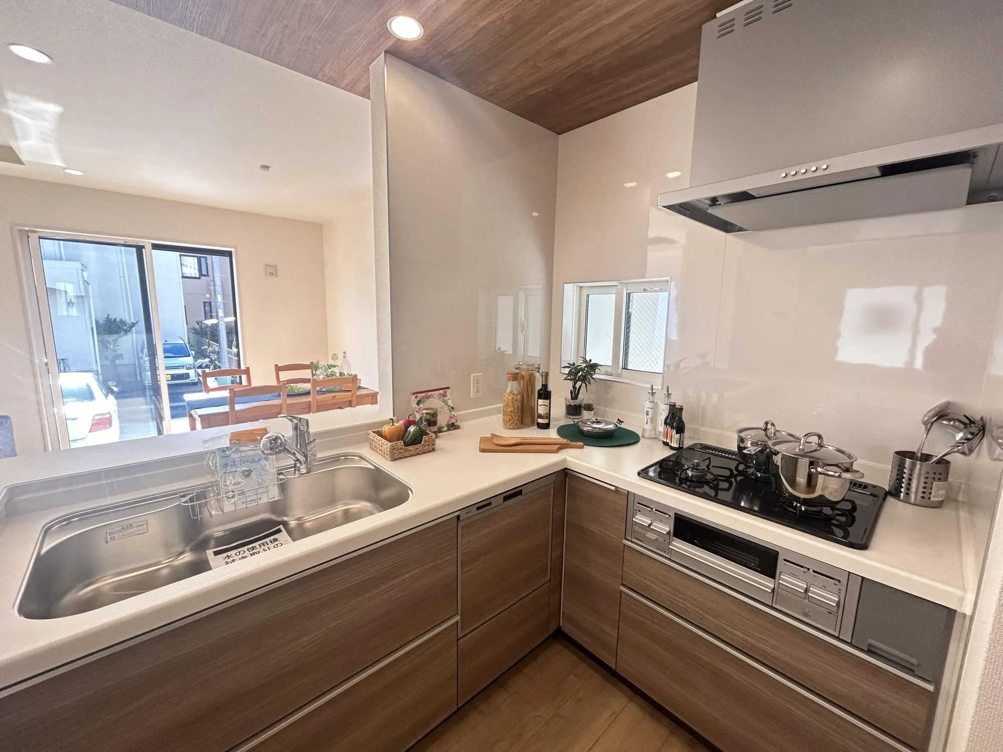 キッチンからリビング全体を見渡せ、そして、家族全員と会話ができる人気の高いオープンキッチン。大型の食器棚も設置できる広々としたキッチンスペースも魅力。