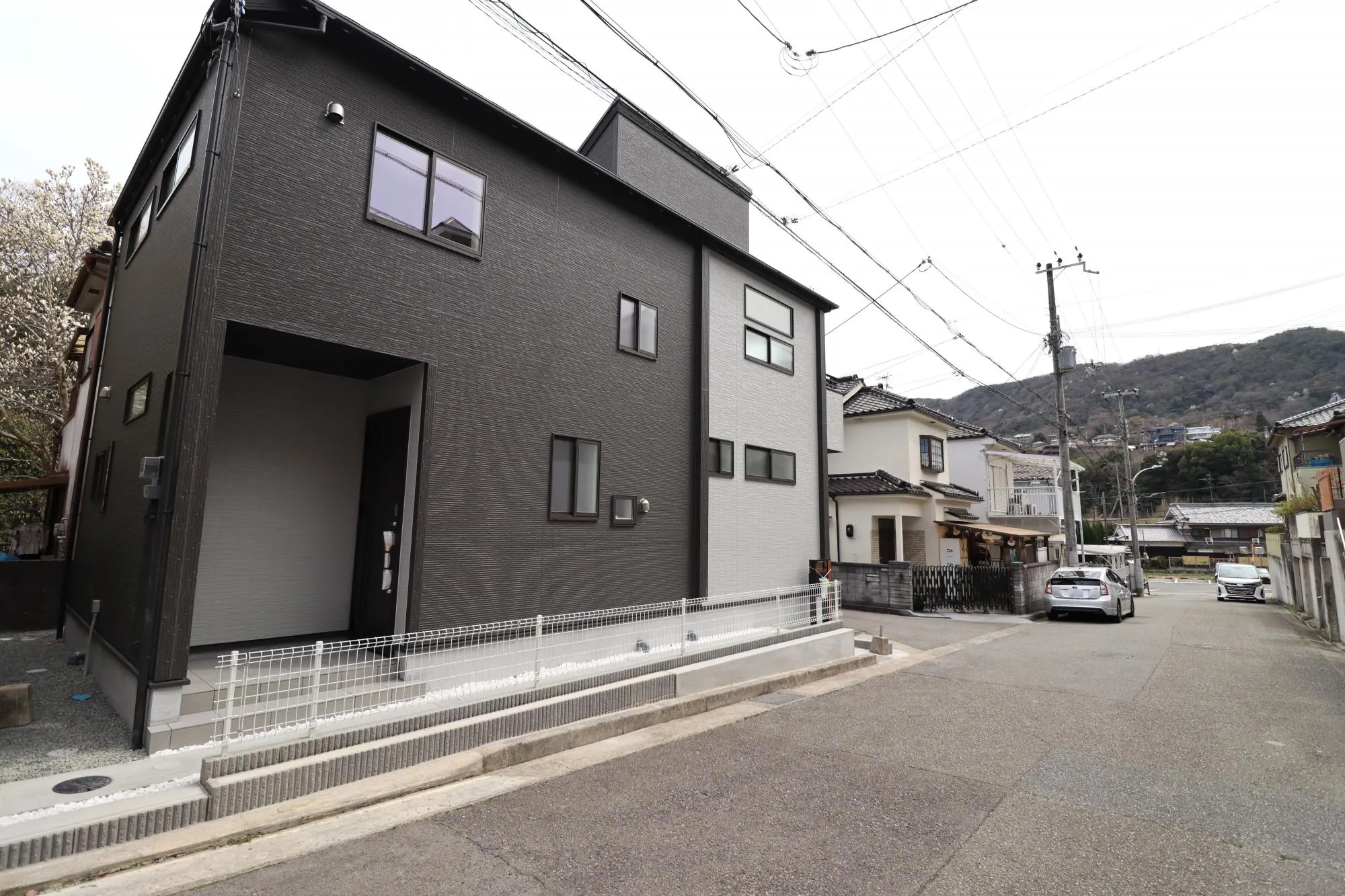 【前面道路含む現地写真】