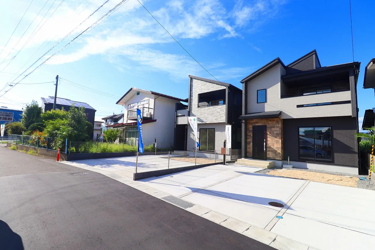 【前面道路含む外観写真】