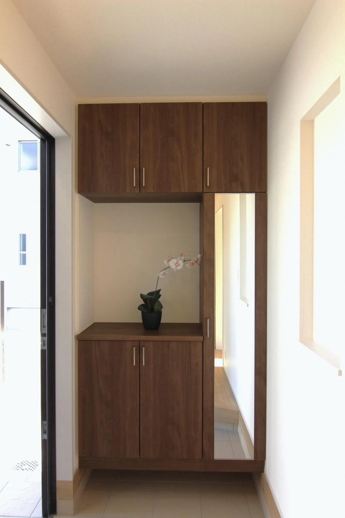 家族全員分の靴を楽々収納できる、大きな玄関収納。鏡付きなのでお出かけの際の身だしなみチェックも可能です。